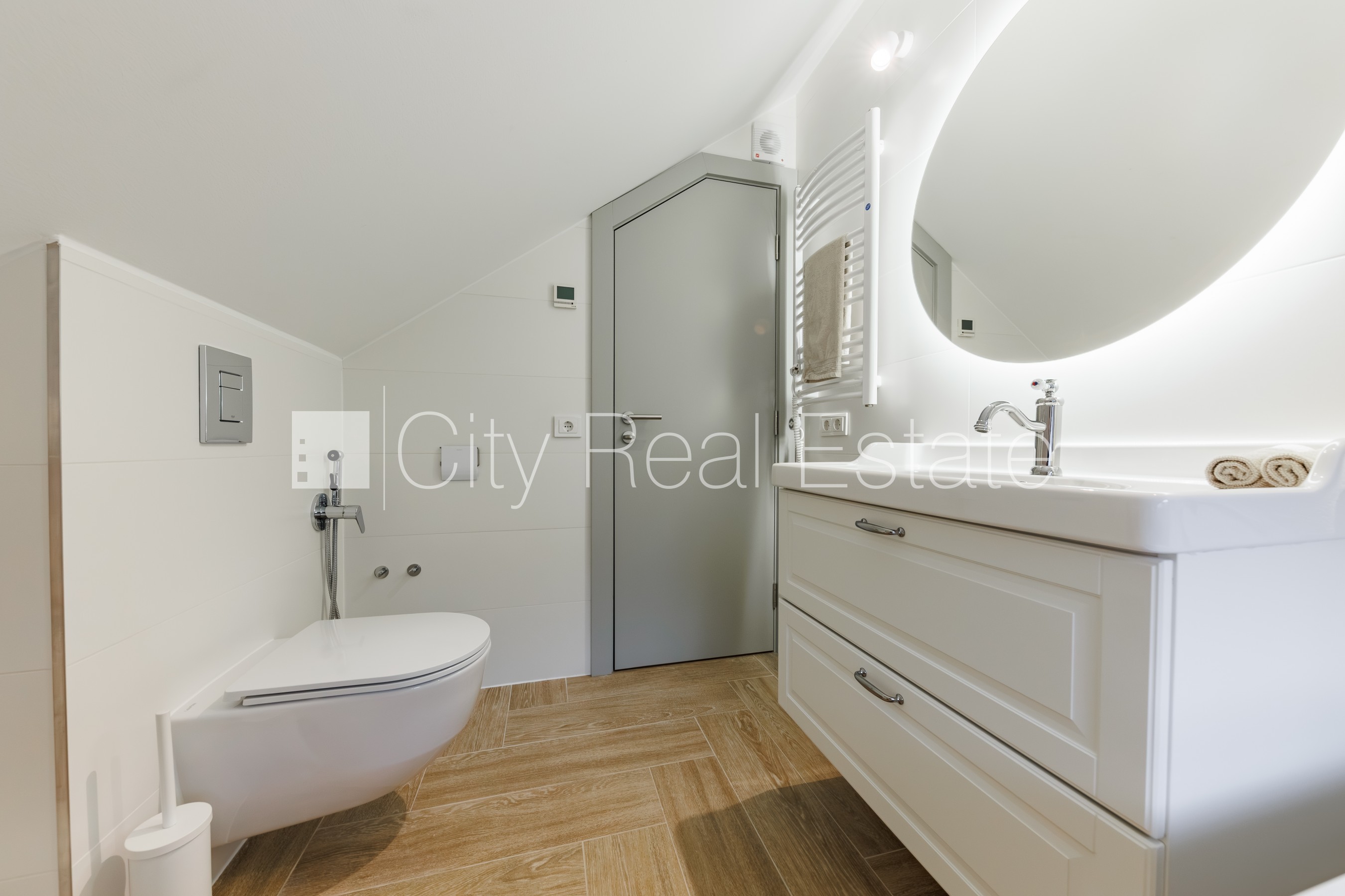 Sludinājumi. Jaunceltne, labiekārtots apzaļumots pagalms, slēgts pagalms, apzaļumota teritorija ar jaunu kokaugu Cena: 1900 EUR/mēn Foto #23