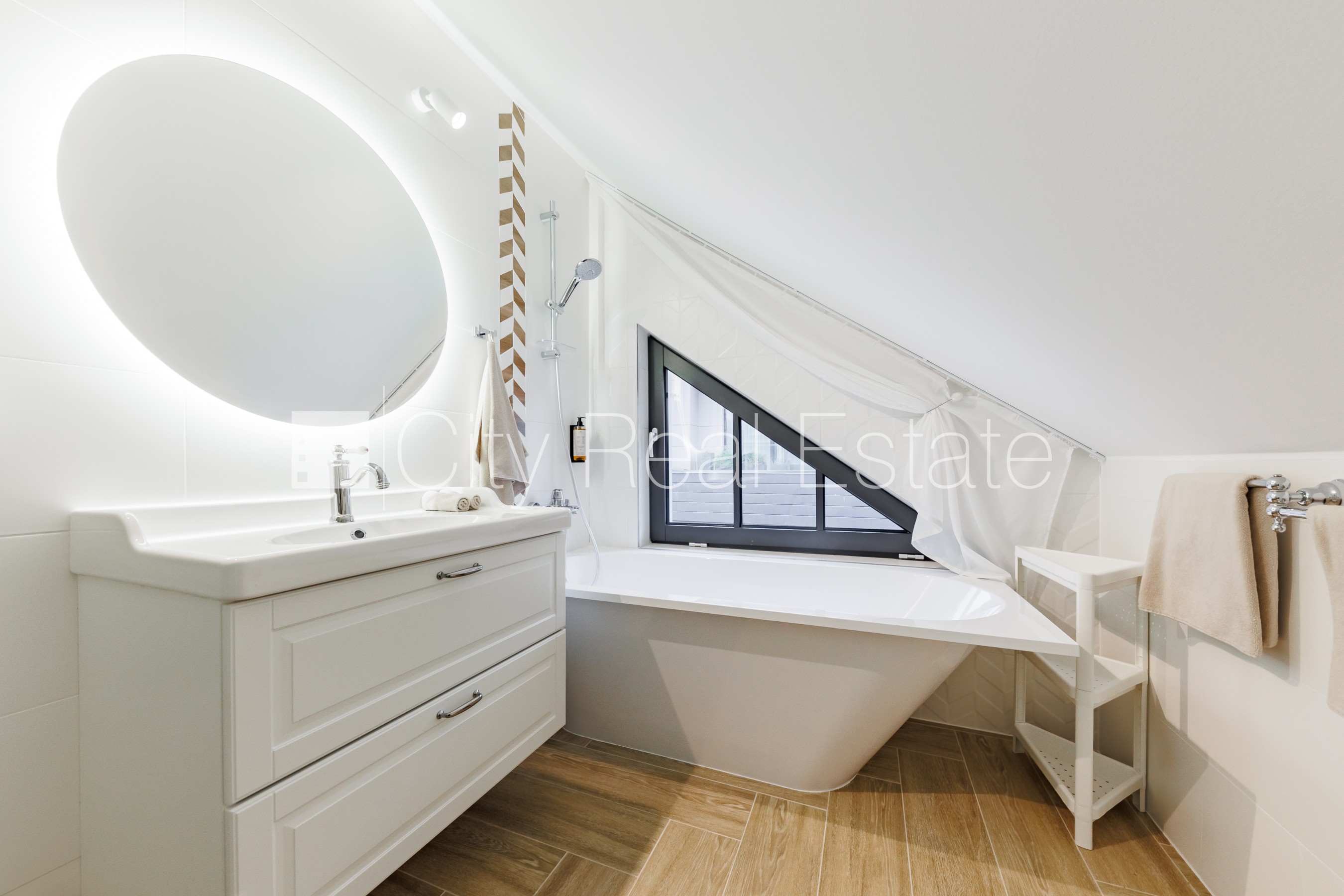 Sludinājumi. Jaunceltne, labiekārtots apzaļumots pagalms, slēgts pagalms, apzaļumota teritorija ar jaunu kokaugu Cena: 1900 EUR/mēn Foto #22