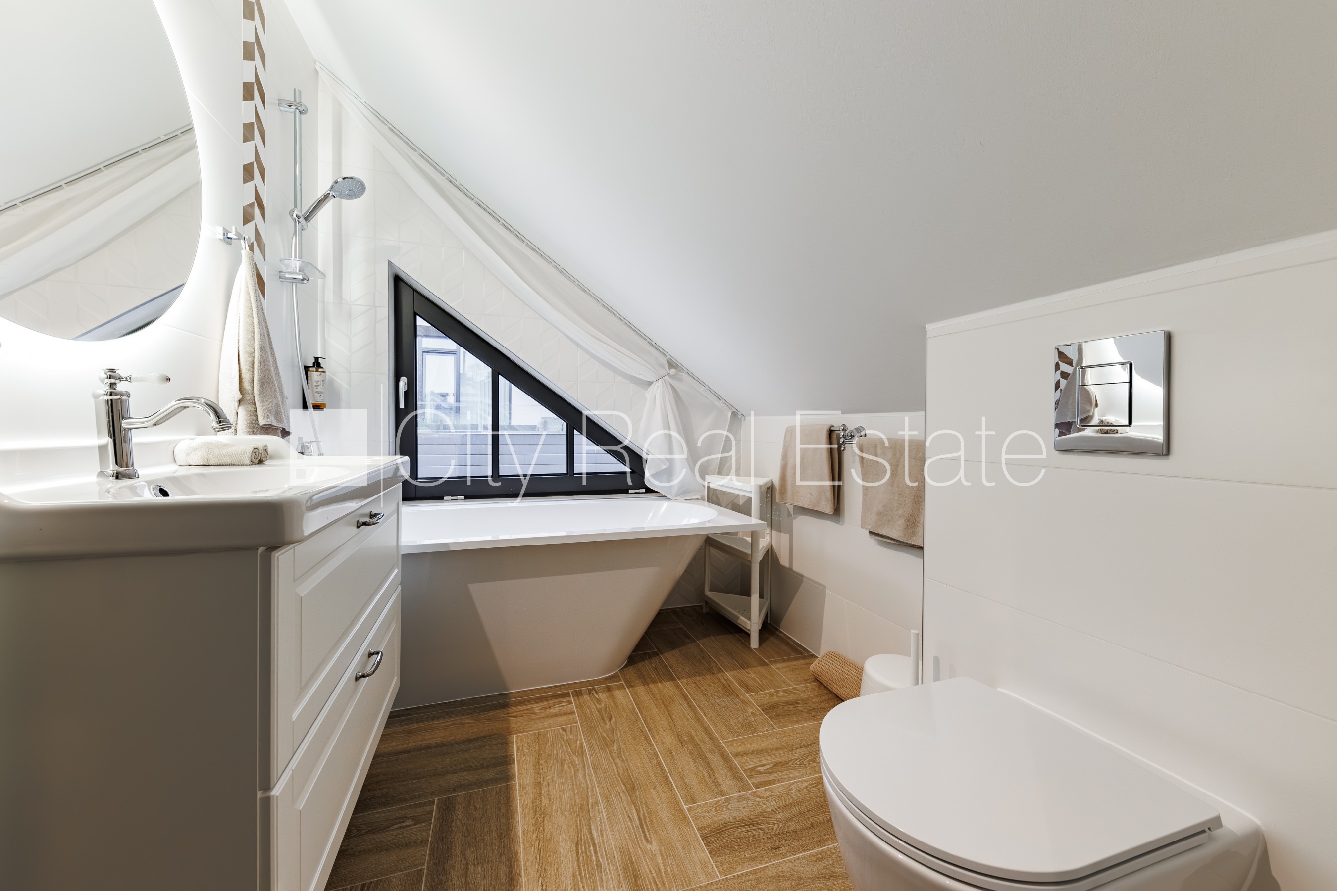 Sludinājumi. Jaunceltne, labiekārtots apzaļumots pagalms, slēgts pagalms, apzaļumota teritorija ar jaunu kokaugu Cena: 1900 EUR/mēn Foto #21