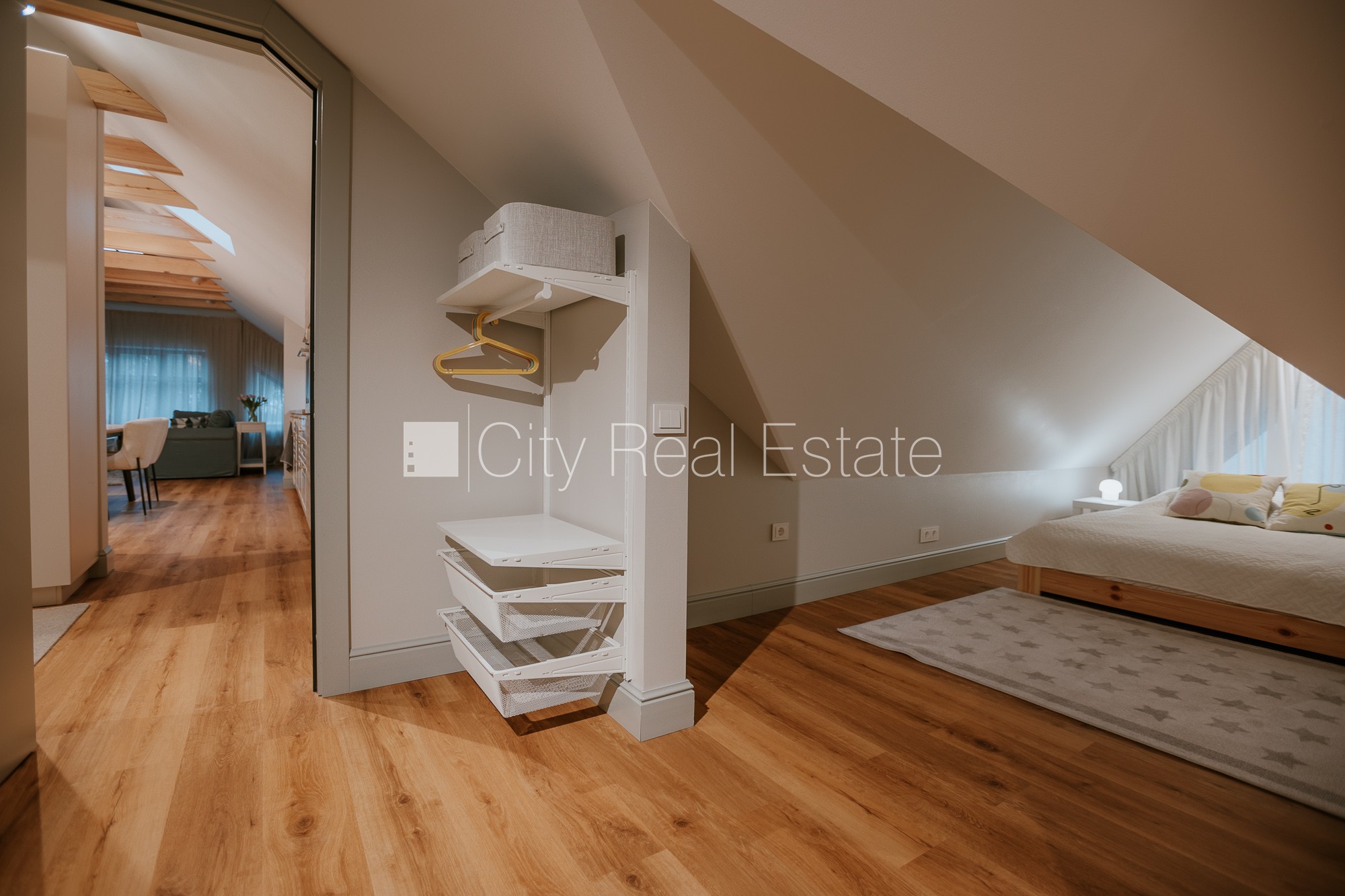 Sludinājumi. Jaunceltne, labiekārtots apzaļumots pagalms, slēgts pagalms, apzaļumota teritorija ar jaunu kokaugu Cena: 1900 EUR/mēn Foto #12