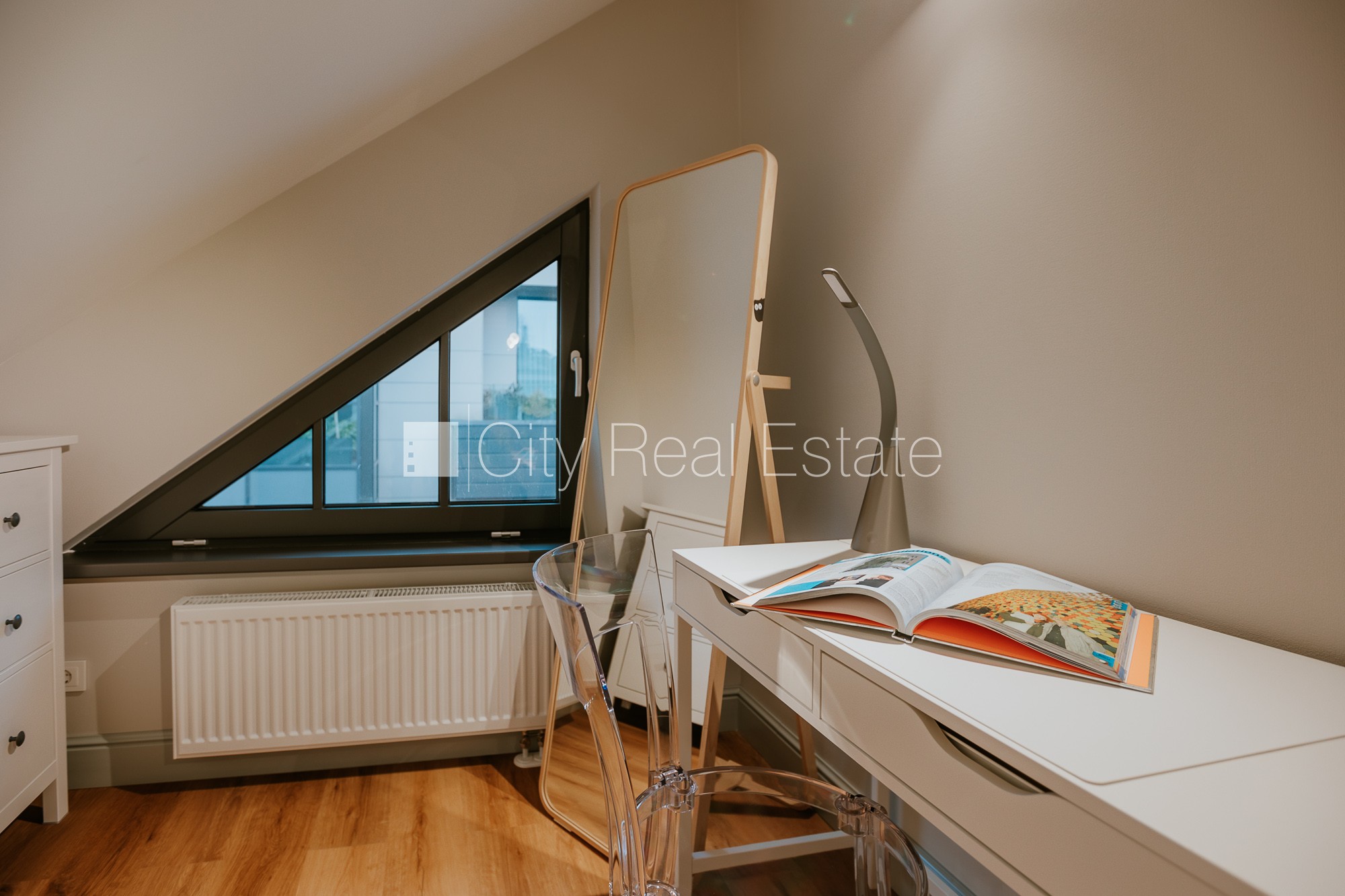 Sludinājumi. Jaunceltne, labiekārtots apzaļumots pagalms, slēgts pagalms, apzaļumota teritorija ar jaunu kokaugu Cena: 1900 EUR/mēn Foto #19