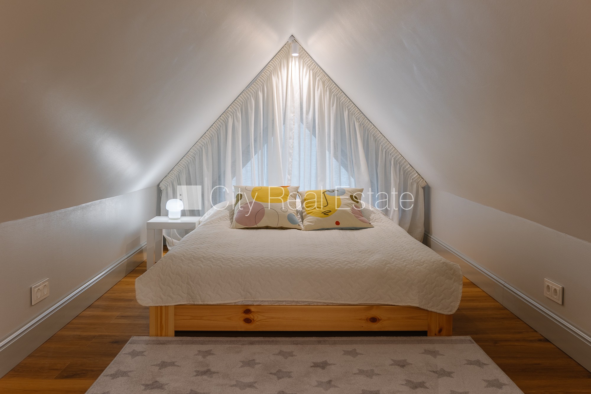 Sludinājumi. Jaunceltne, labiekārtots apzaļumots pagalms, slēgts pagalms, apzaļumota teritorija ar jaunu kokaugu Cena: 1900 EUR/mēn Foto #13