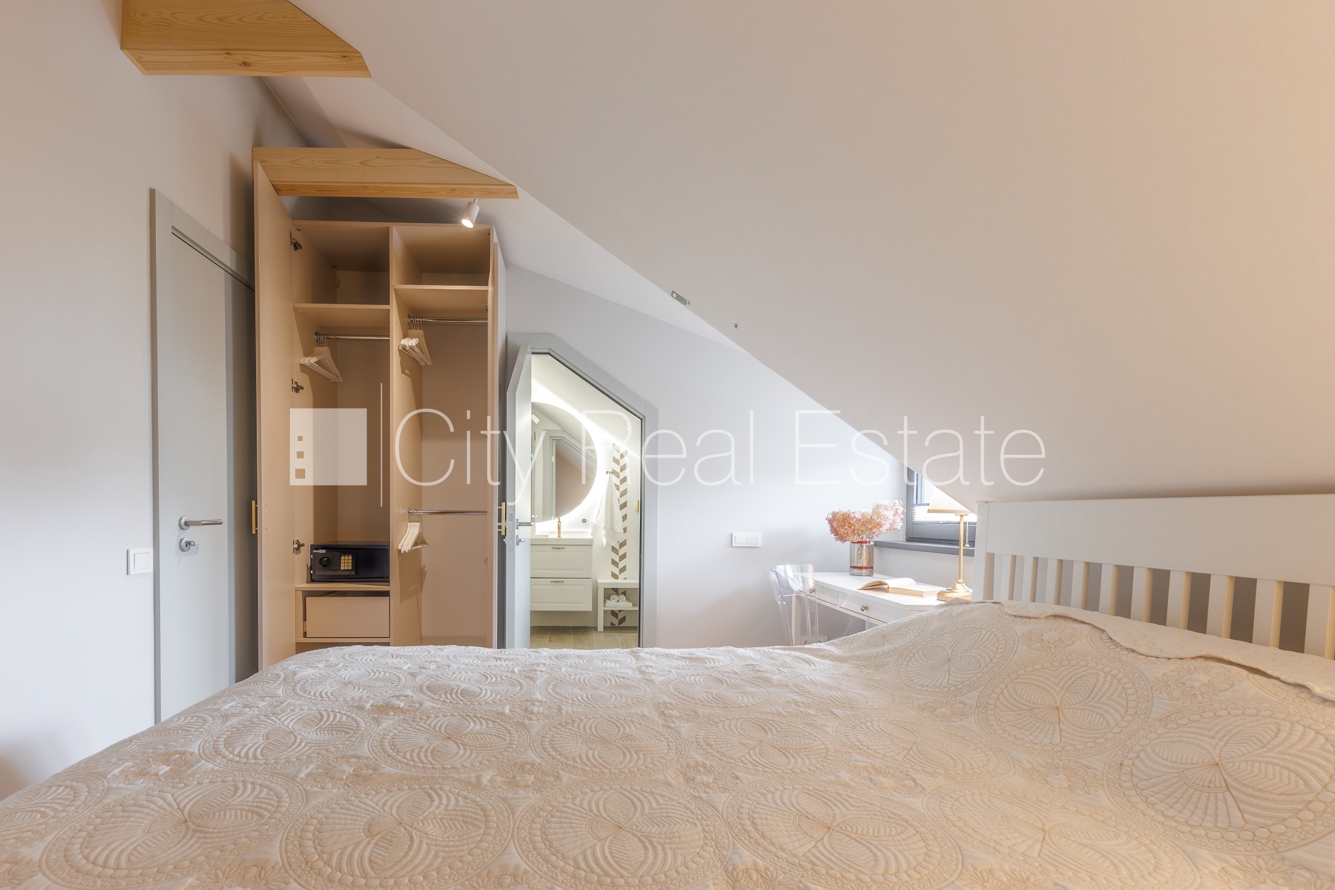 Sludinājumi. Jaunceltne, labiekārtots apzaļumots pagalms, slēgts pagalms, apzaļumota teritorija ar jaunu kokaugu Cena: 1900 EUR/mēn Foto #16