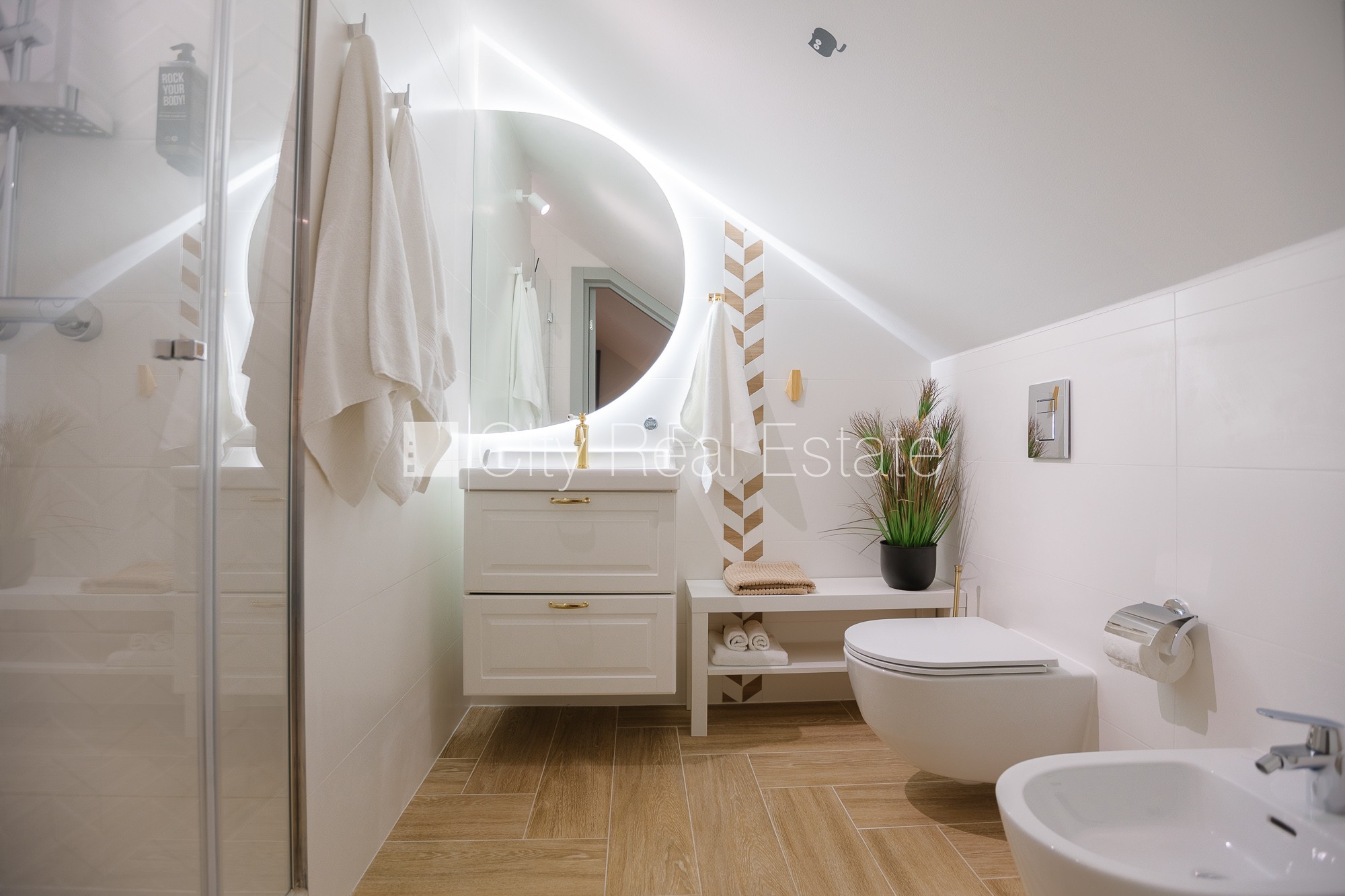 Sludinājumi. Jaunceltne, labiekārtots apzaļumots pagalms, slēgts pagalms, apzaļumota teritorija ar jaunu kokaugu Cena: 1900 EUR/mēn Foto #20