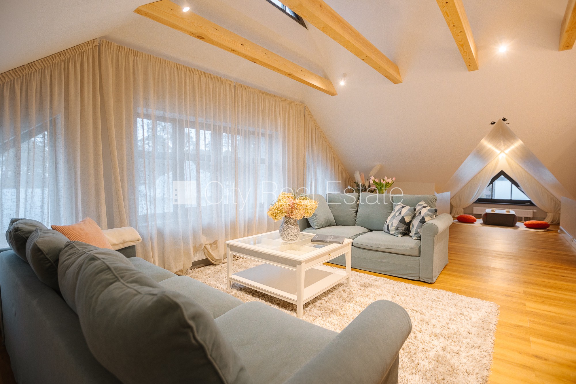 Sludinājumi. Jaunceltne, labiekārtots apzaļumots pagalms, slēgts pagalms, apzaļumota teritorija ar jaunu kokaugu Cena: 1900 EUR/mēn Foto #10