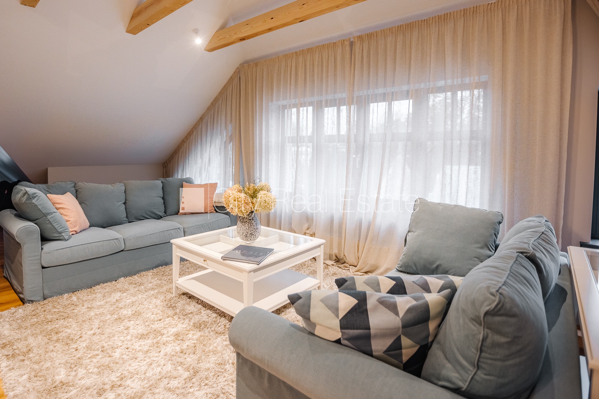 Sludinājumi. Jaunceltne, labiekārtots apzaļumots pagalms, slēgts pagalms, apzaļumota teritorija ar jaunu kokaugu Cena: 1900 EUR/mēn Foto #9