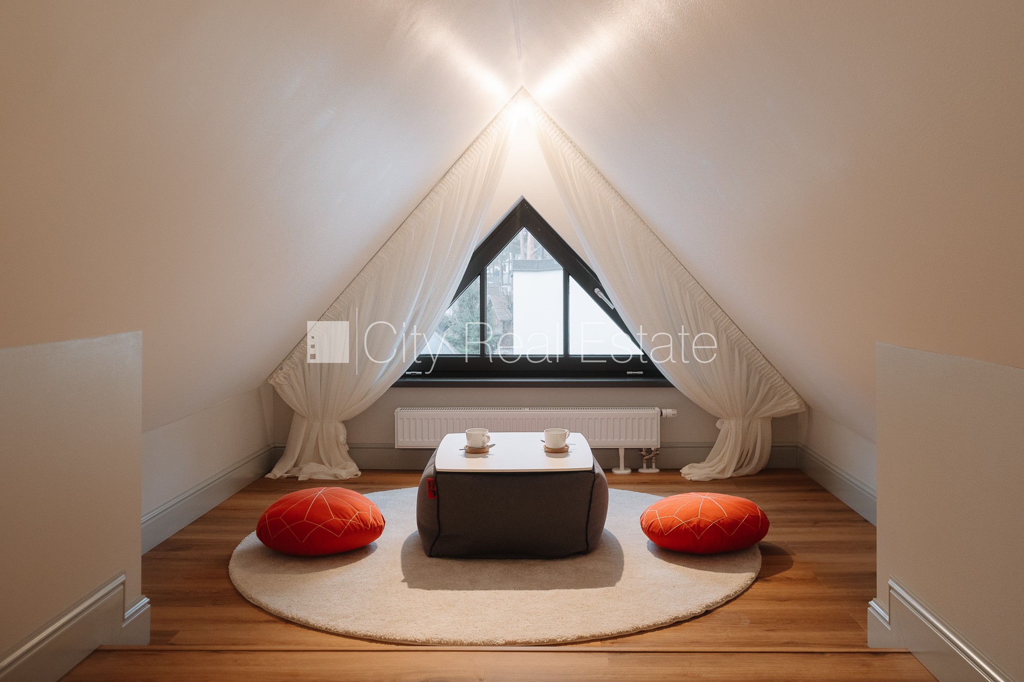 Sludinājumi. Jaunceltne, labiekārtots apzaļumots pagalms, slēgts pagalms, apzaļumota teritorija ar jaunu kokaugu Cena: 1900 EUR/mēn Foto #11