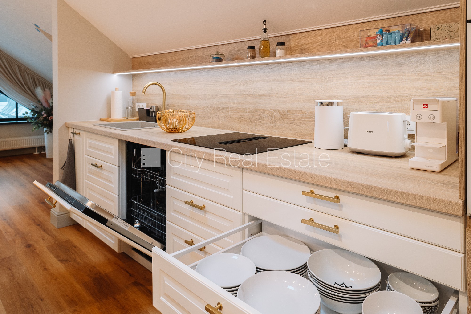 Sludinājumi. Jaunceltne, labiekārtots apzaļumots pagalms, slēgts pagalms, apzaļumota teritorija ar jaunu kokaugu Cena: 1900 EUR/mēn Foto #5