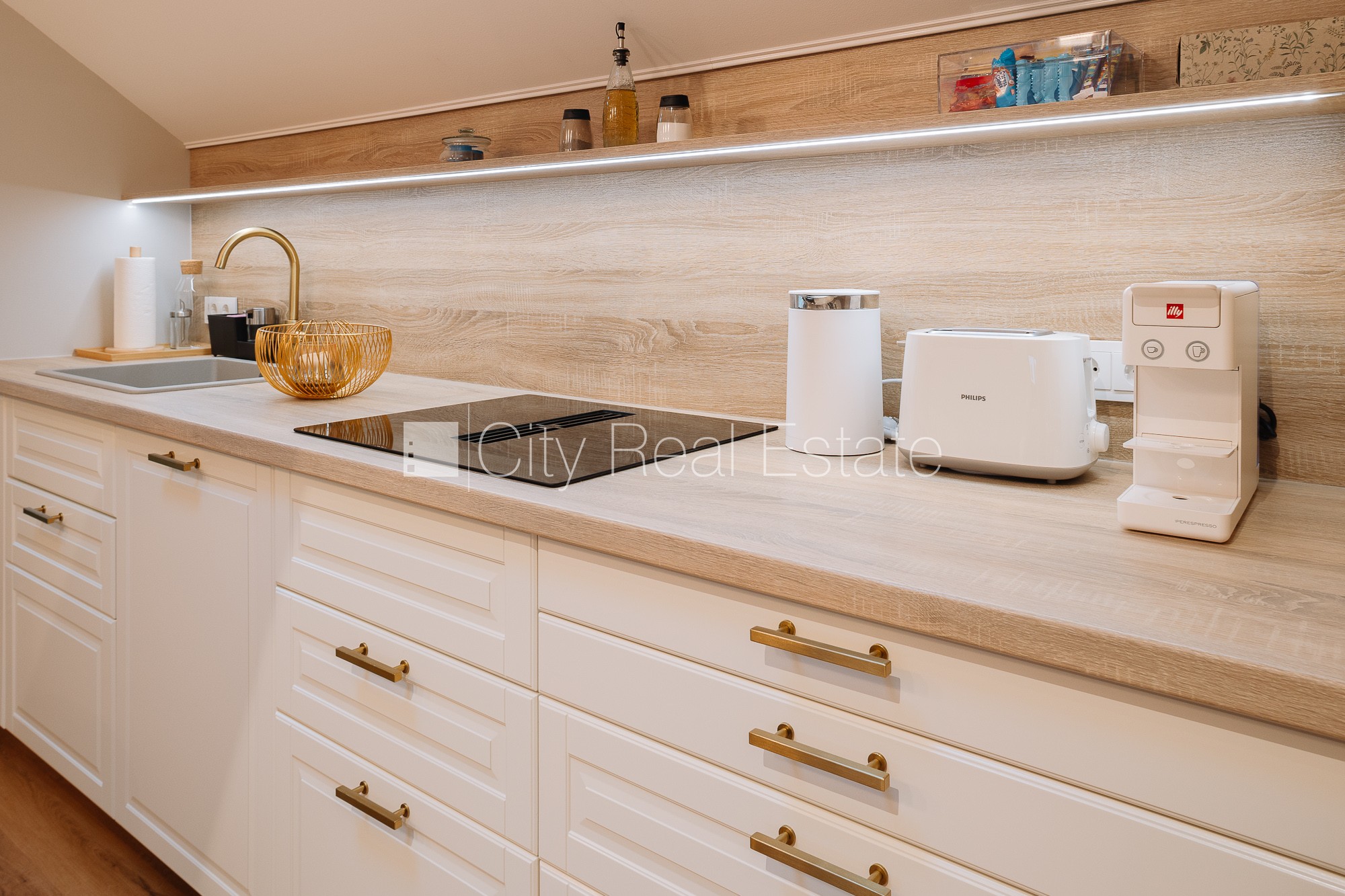 Sludinājumi. Jaunceltne, labiekārtots apzaļumots pagalms, slēgts pagalms, apzaļumota teritorija ar jaunu kokaugu Cena: 1900 EUR/mēn Foto #4