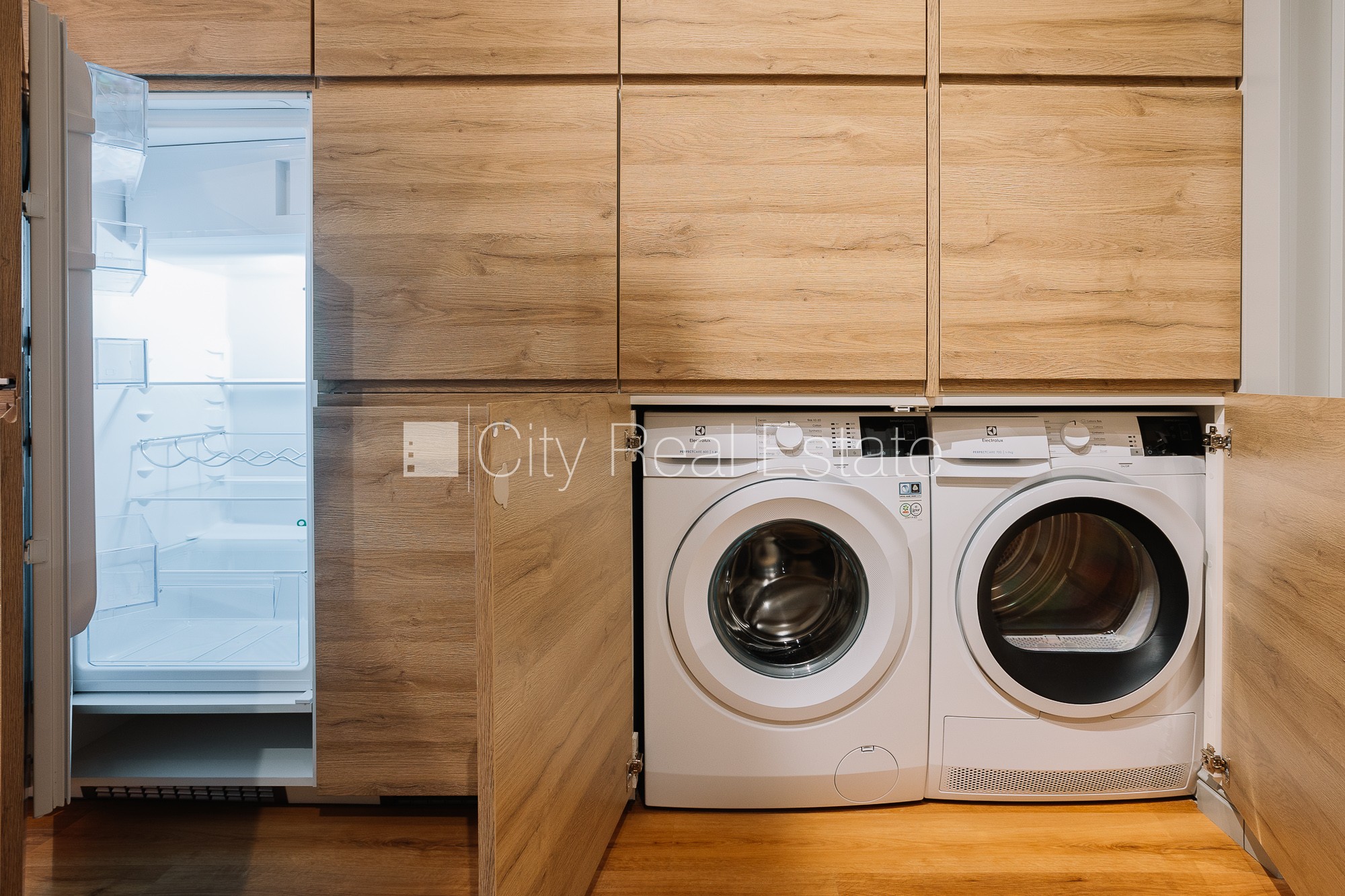 Sludinājumi. Jaunceltne, labiekārtots apzaļumots pagalms, slēgts pagalms, apzaļumota teritorija ar jaunu kokaugu Cena: 1900 EUR/mēn Foto #7