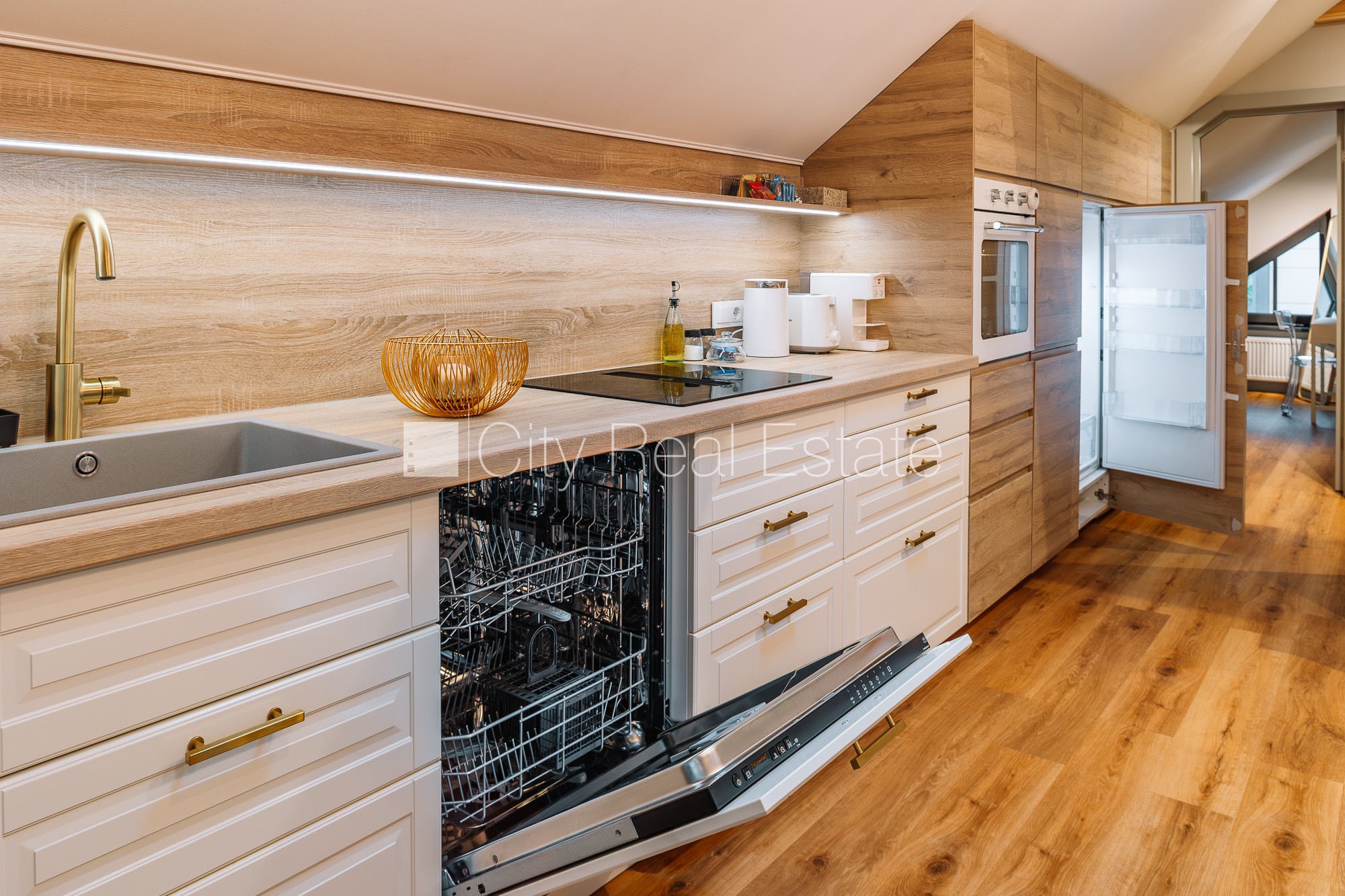 Sludinājumi. Jaunceltne, labiekārtots apzaļumots pagalms, slēgts pagalms, apzaļumota teritorija ar jaunu kokaugu Cena: 1900 EUR/mēn Foto #6