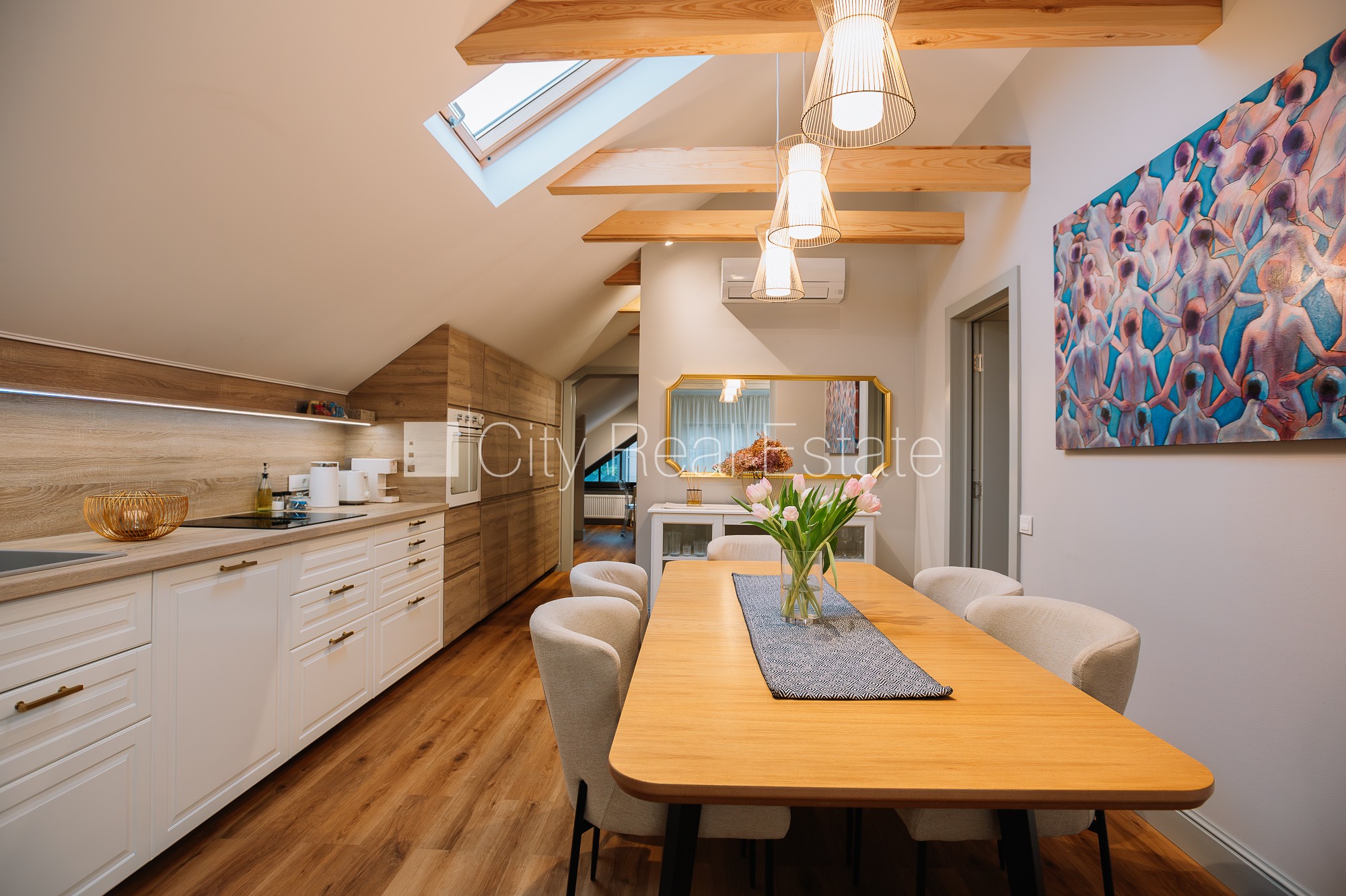 Sludinājumi. Jaunceltne, labiekārtots apzaļumots pagalms, slēgts pagalms, apzaļumota teritorija ar jaunu kokaugu Cena: 1900 EUR/mēn Foto #2