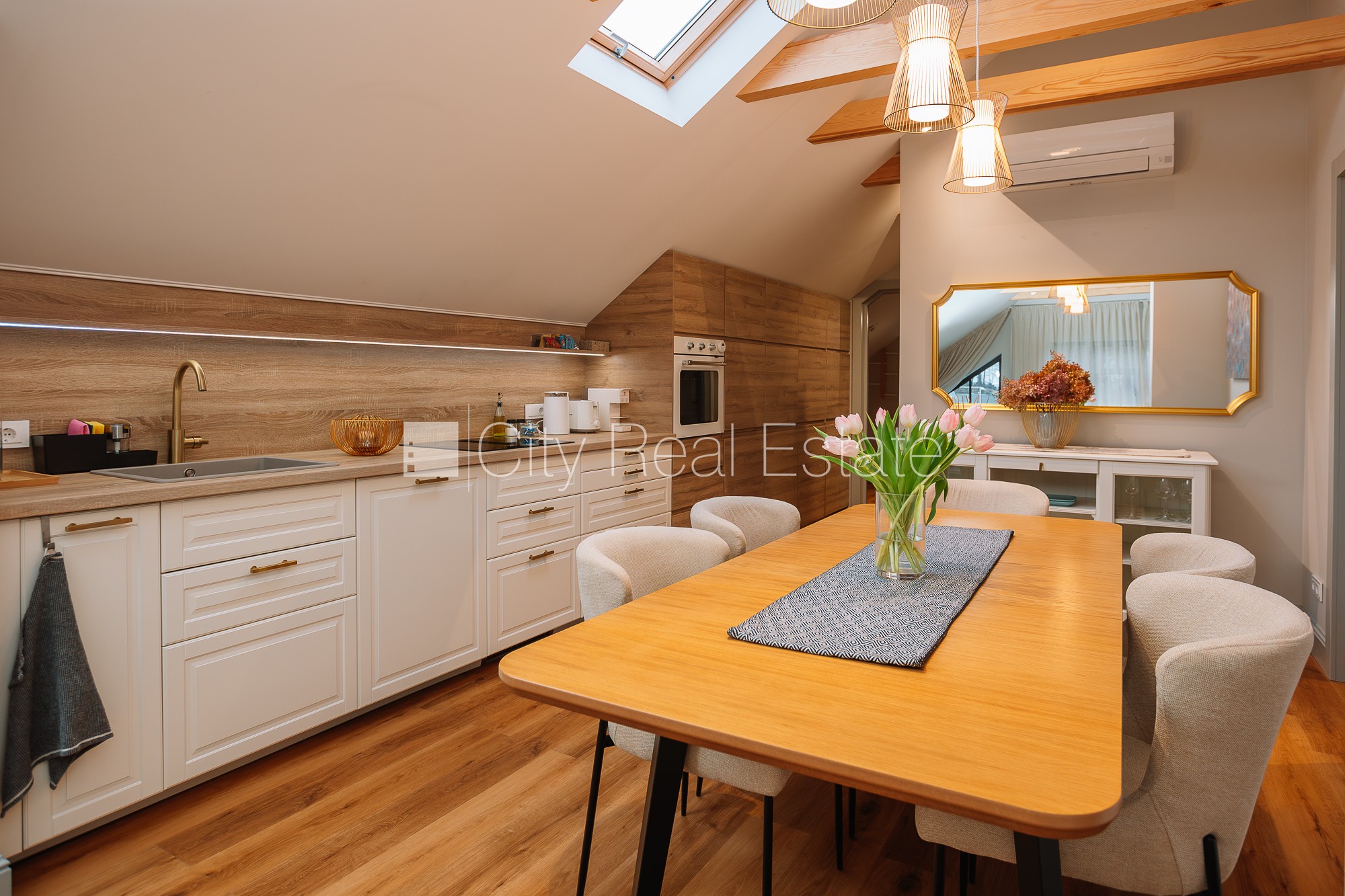 Sludinājumi. Jaunceltne, labiekārtots apzaļumots pagalms, slēgts pagalms, apzaļumota teritorija ar jaunu kokaugu Cena: 1900 EUR/mēn Foto #3