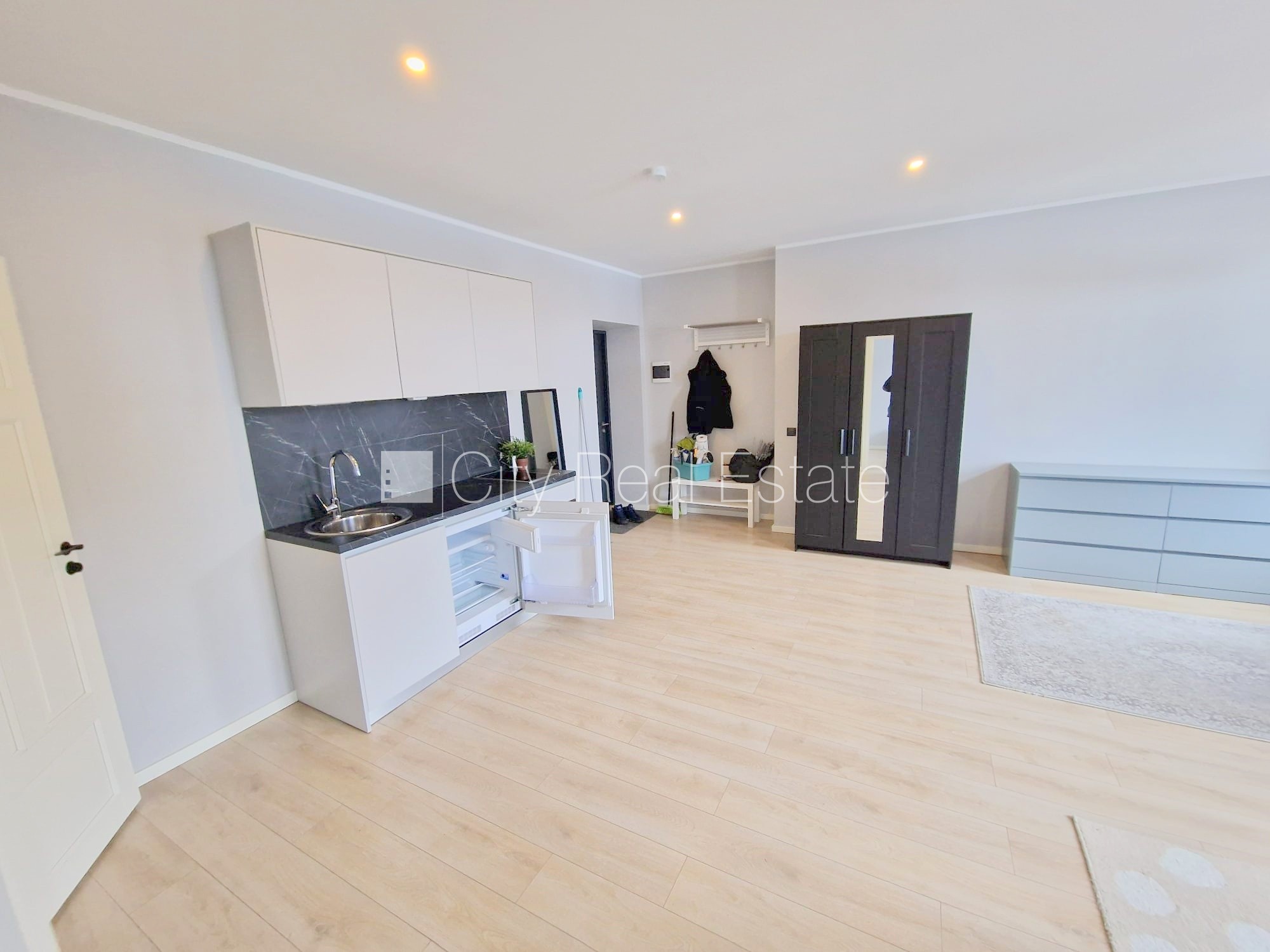 Sludinājumi. Fasādes māja, renovēta māja, slēgts pagalms, ieeja no ielas un pagalma, kāpņu telpa pēc kapitālā Cena: 450 EUR/mēn Foto #12