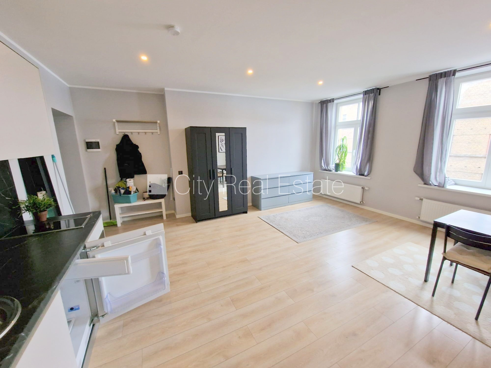 Sludinājumi. Fasādes māja, renovēta māja, slēgts pagalms, ieeja no ielas un pagalma, kāpņu telpa pēc kapitālā Cena: 450 EUR/mēn Foto #6