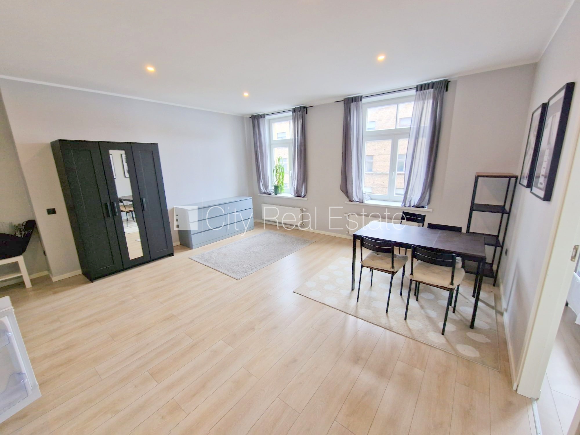 Sludinājumi. Fasādes māja, renovēta māja, slēgts pagalms, ieeja no ielas un pagalma, kāpņu telpa pēc kapitālā Cena: 450 EUR/mēn Foto #7