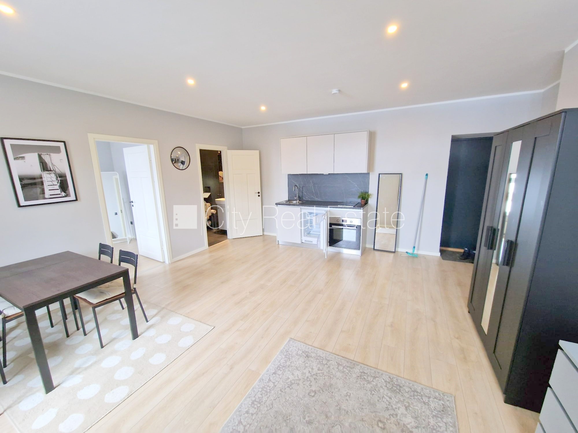 Sludinājumi. Fasādes māja, renovēta māja, slēgts pagalms, ieeja no ielas un pagalma, kāpņu telpa pēc kapitālā Cena: 450 EUR/mēn Foto #3