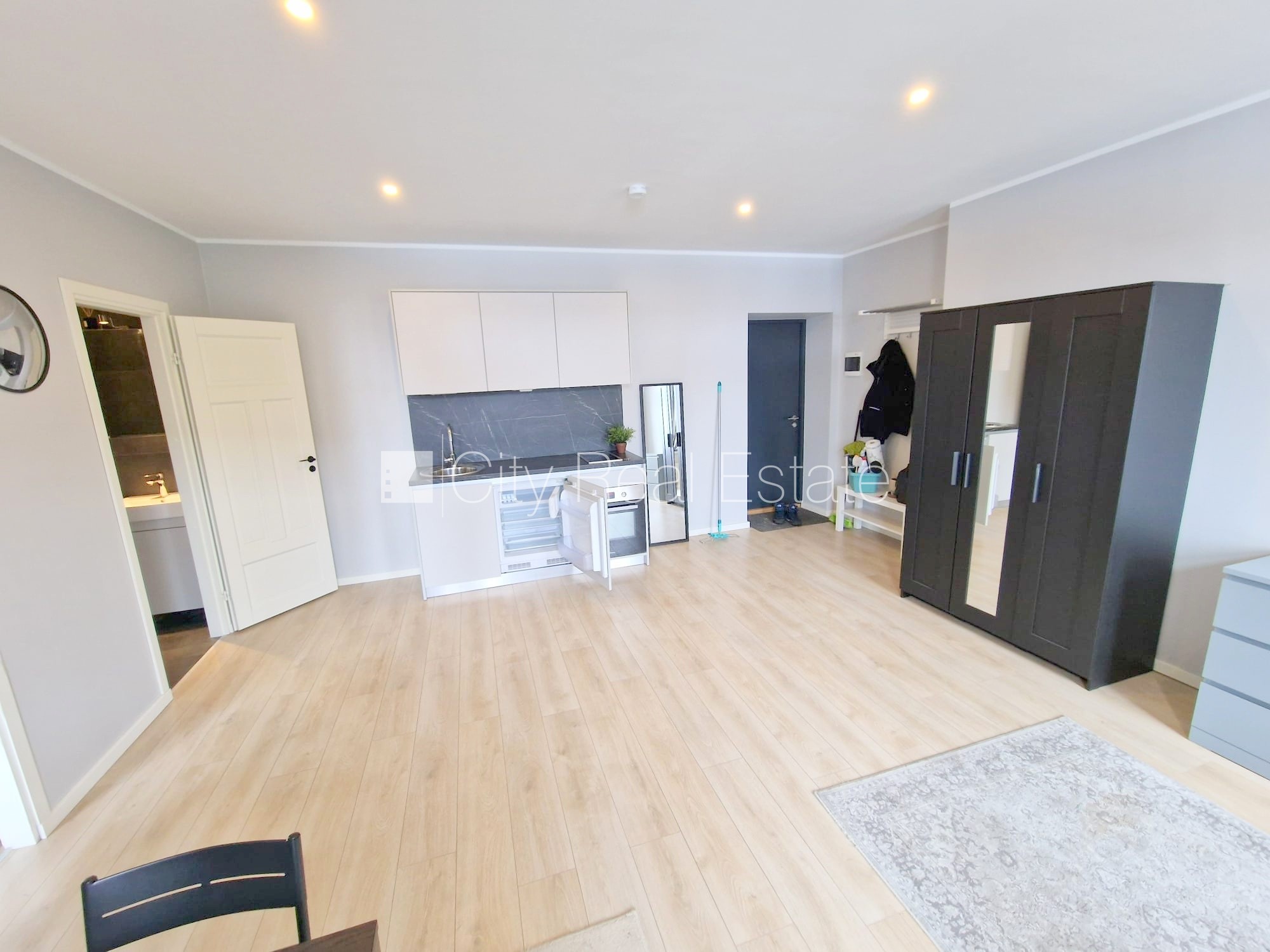 Sludinājumi. Fasādes māja, renovēta māja, slēgts pagalms, ieeja no ielas un pagalma, kāpņu telpa pēc kapitālā Cena: 450 EUR/mēn Foto #5