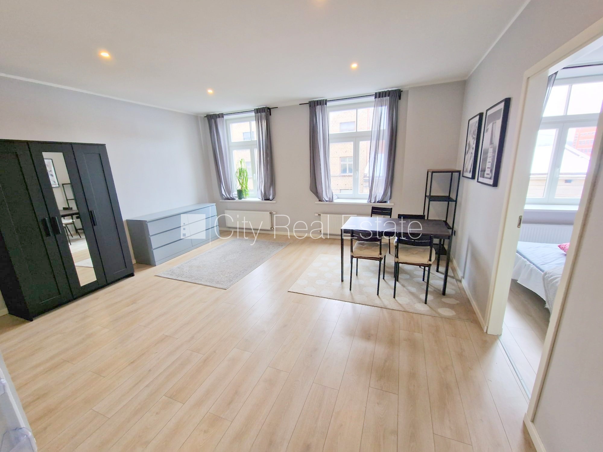 Sludinājumi. Fasādes māja, renovēta māja, slēgts pagalms, ieeja no ielas un pagalma, kāpņu telpa pēc kapitālā Cena: 450 EUR/mēn Foto #4