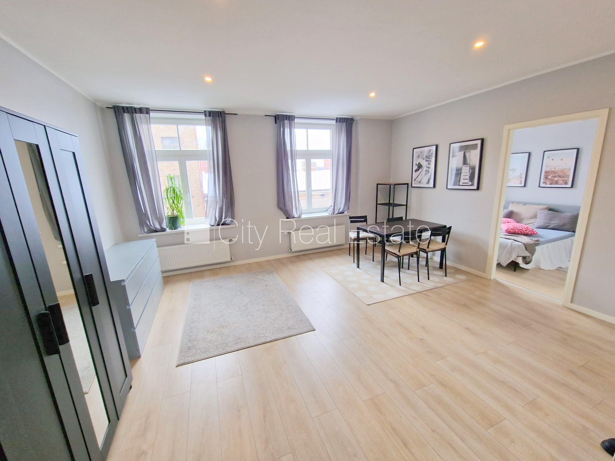 Sludinājumi. Fasādes māja, renovēta māja, slēgts pagalms, ieeja no ielas un pagalma, kāpņu telpa pēc kapitālā Cena: 450 EUR/mēn Foto #1