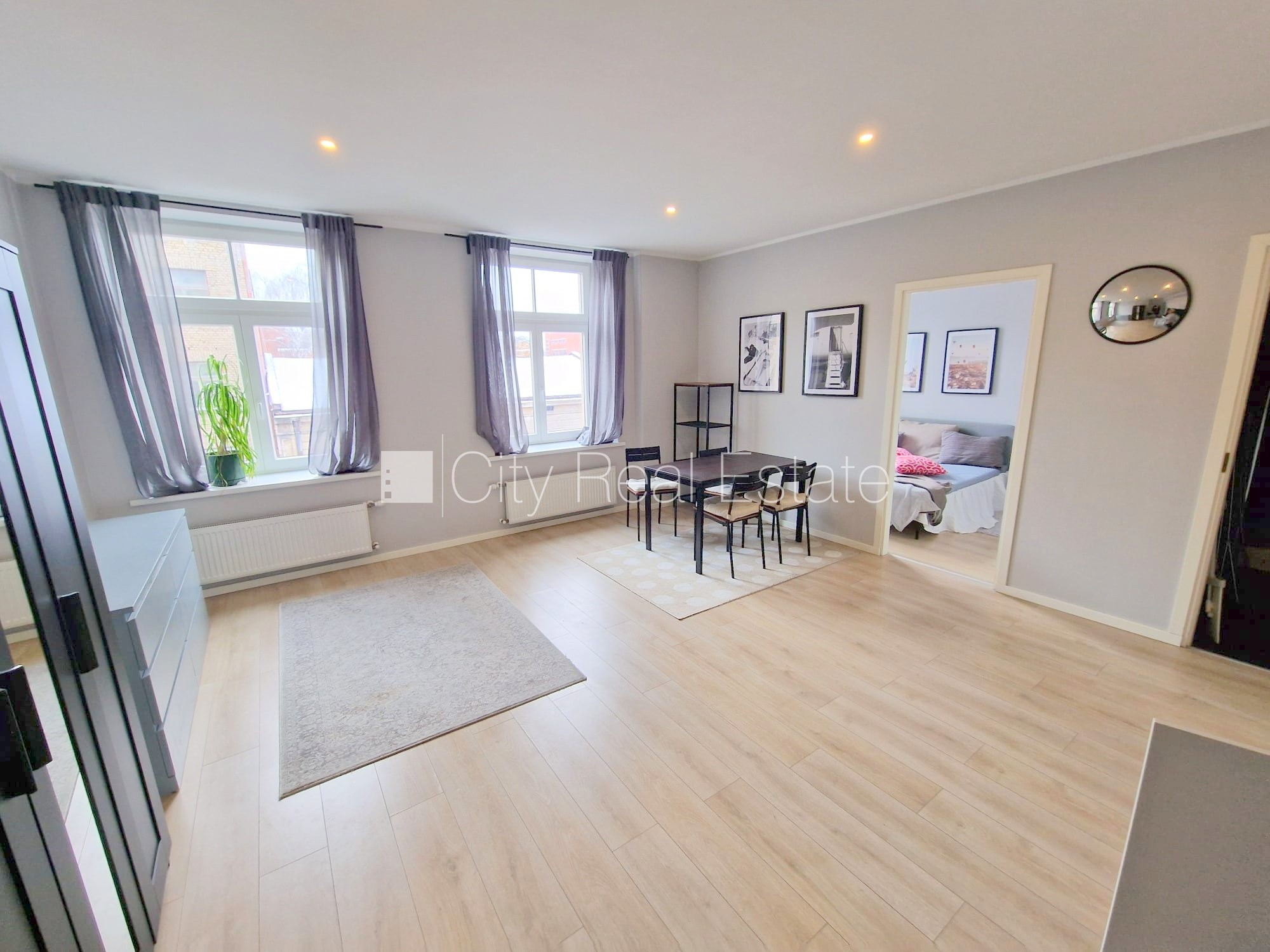 Sludinājumi. Fasādes māja, renovēta māja, slēgts pagalms, ieeja no ielas un pagalma, kāpņu telpa pēc kapitālā Cena: 450 EUR/mēn Foto #2