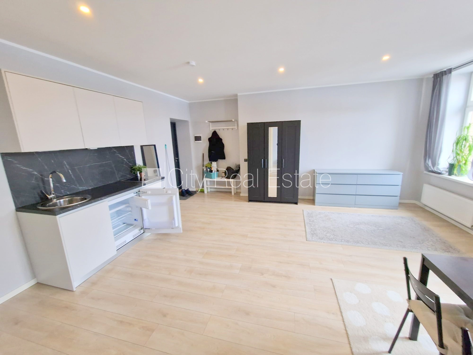 Sludinājumi. Fasādes māja, renovēta māja, slēgts pagalms, ieeja no ielas un pagalma, kāpņu telpa pēc kapitālā Cena: 450 EUR/mēn Foto #8