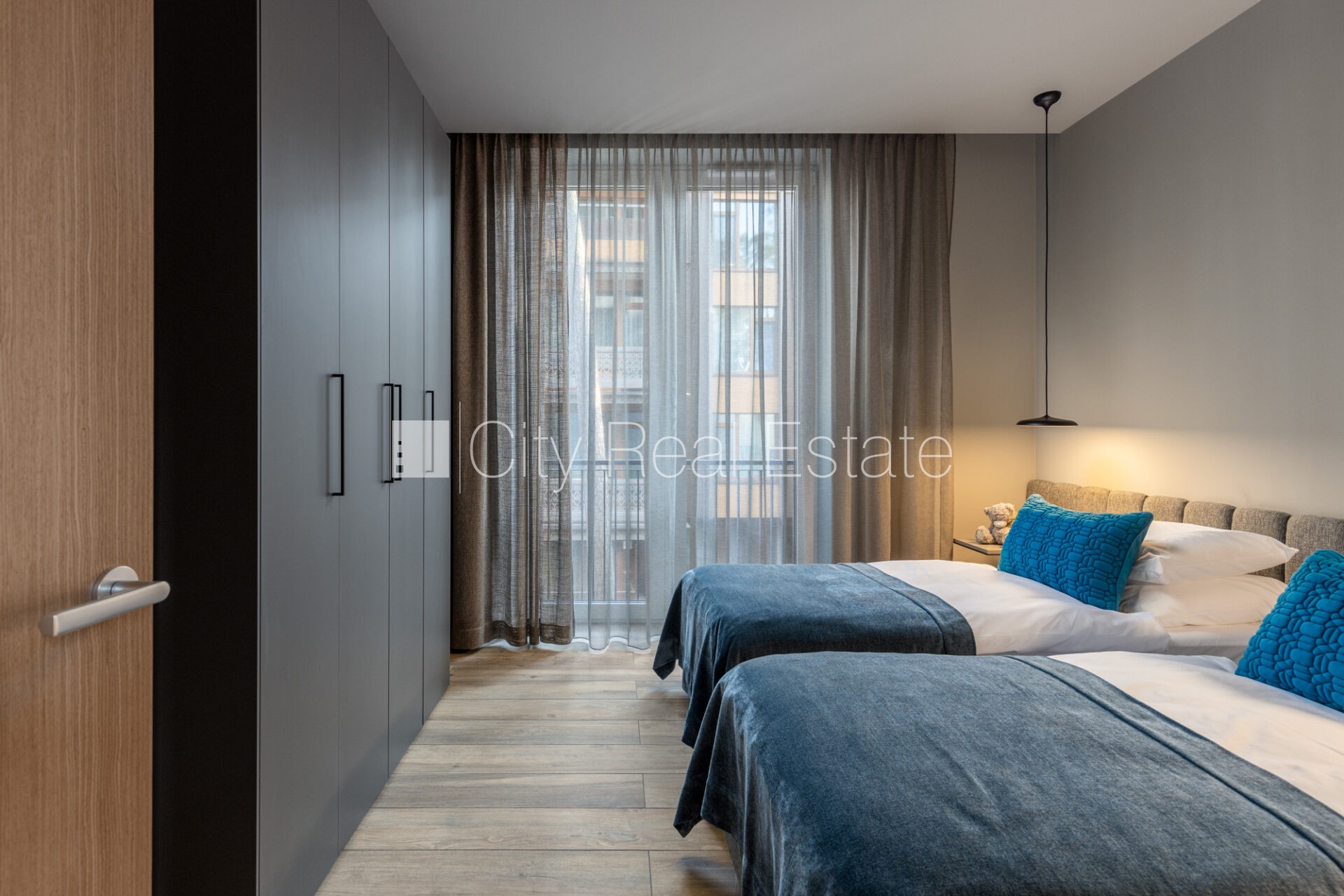 Sludinājumi. Jaunceltne, fasādes māja, zaļā teritorija, pazemes autostāvvieta, ieeja no ielas, apzaļumota Cena: 3800 EUR/mēn Foto #13