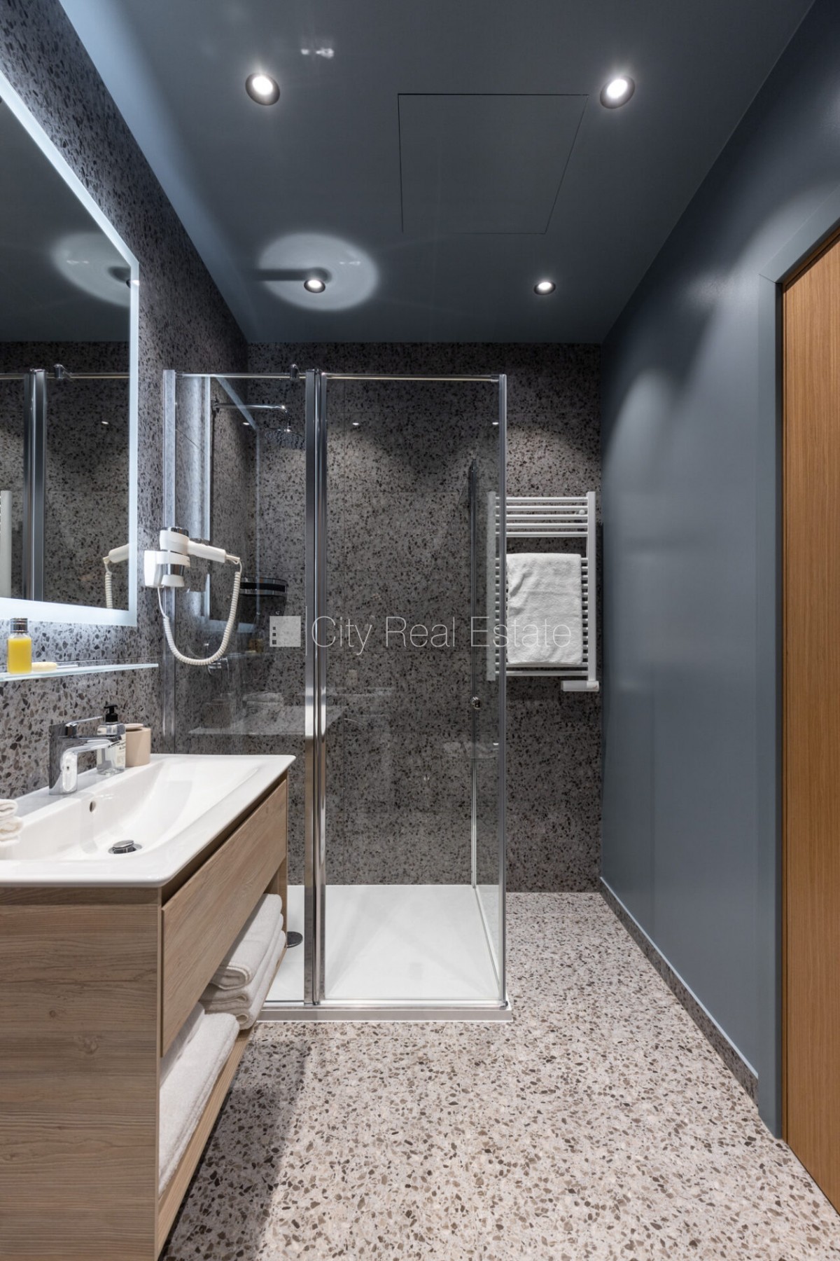 Sludinājumi. Jaunceltne, fasādes māja, zaļā teritorija, pazemes autostāvvieta, ieeja no ielas, apzaļumota Cena: 3800 EUR/mēn Foto #11