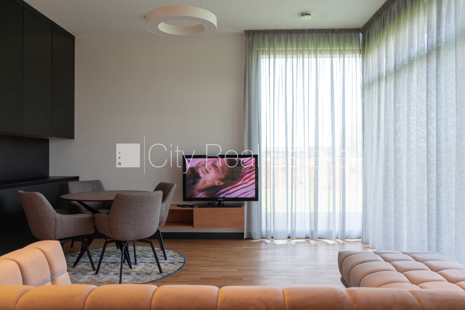 Sludinājumi. Privātmāja, apsaimniekošanas maksa mēnesī 62,46 EUR, energo efektīva māja, labiekārtota apzaļumota Cena: 1950 EUR/mēn Foto #5