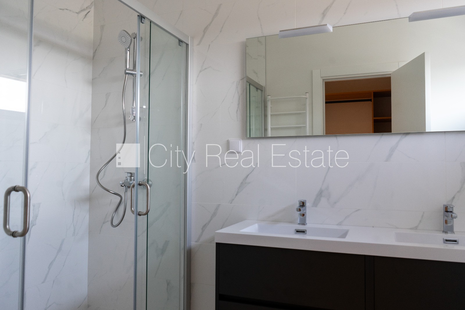 Sludinājumi. Privātmāja, apsaimniekošanas maksa mēnesī 62,46 EUR, energo efektīva māja, labiekārtota apzaļumota Cena: 1950 EUR/mēn Foto #13