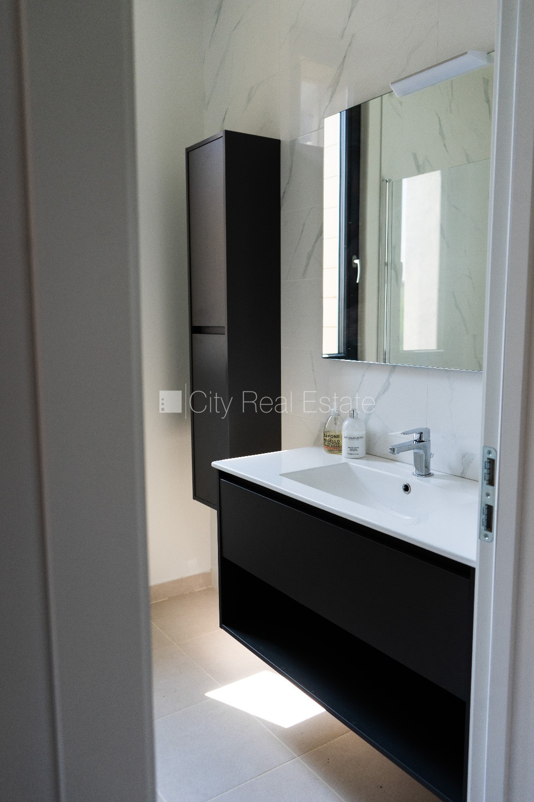 Sludinājumi. Privātmāja, apsaimniekošanas maksa mēnesī 62,46 EUR, energo efektīva māja, labiekārtota apzaļumota Cena: 1950 EUR/mēn Foto #18