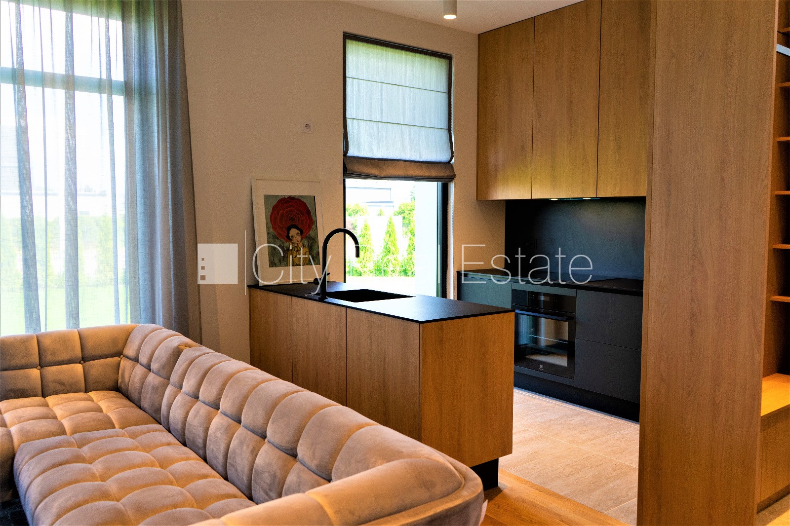 Sludinājumi. Privātmāja, apsaimniekošanas maksa mēnesī 62,46 EUR, energo efektīva māja, labiekārtota apzaļumota Cena: 1950 EUR/mēn Foto #2