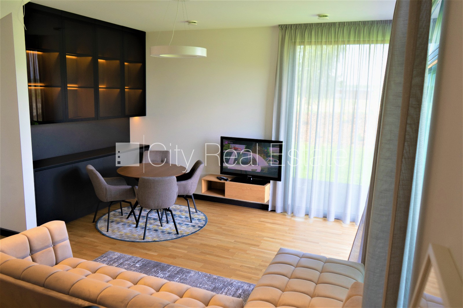 Sludinājumi. Privātmāja, apsaimniekošanas maksa mēnesī 62,46 EUR, energo efektīva māja, labiekārtota apzaļumota Cena: 1950 EUR/mēn Foto #6