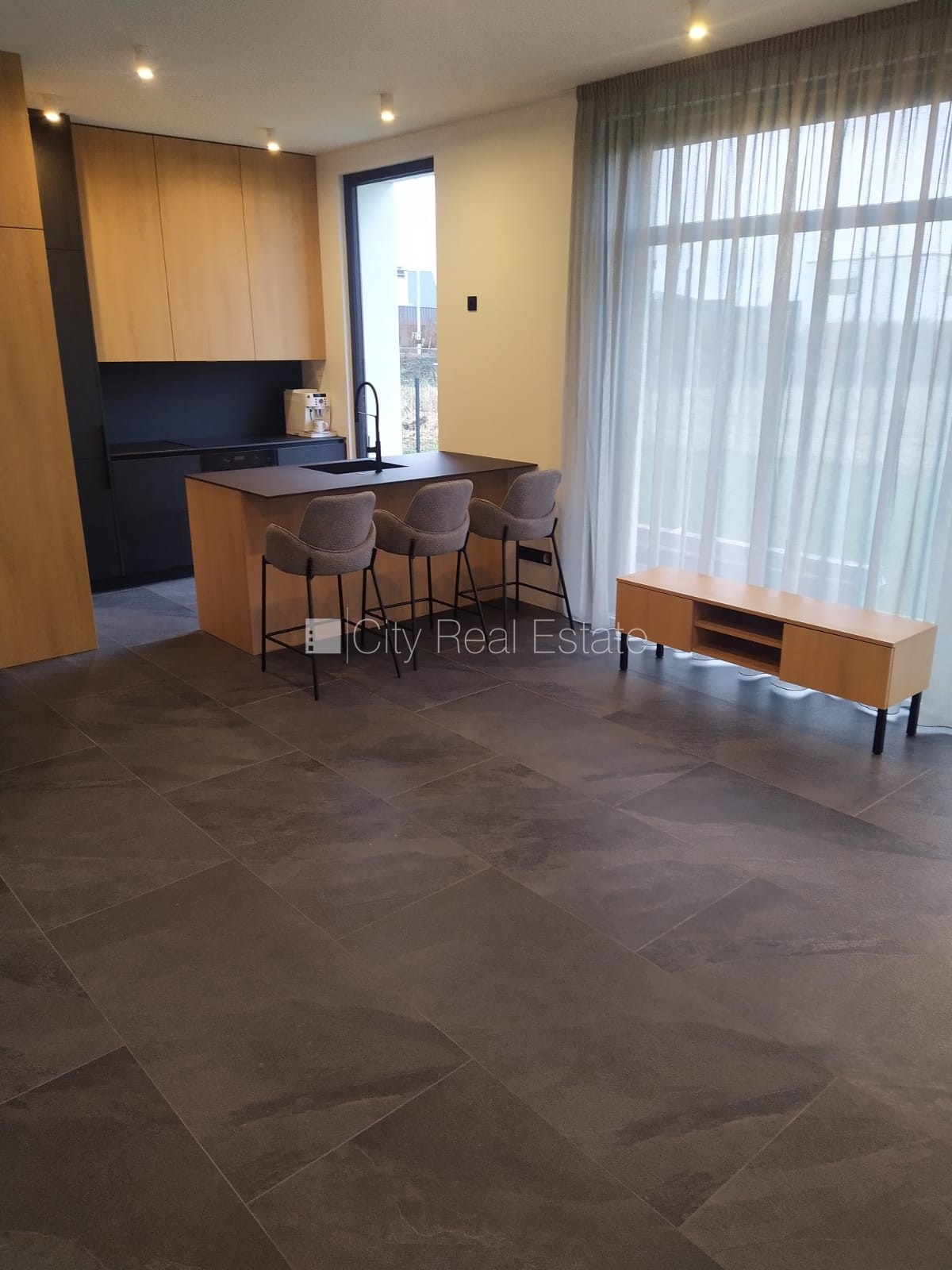 Sludinājumi. Privātmāja, energo efektīva māja, labiekārtota apzaļumota teritorija, bruģēts piebraucamais ceļš, Cena: 375000 EUR Foto #2