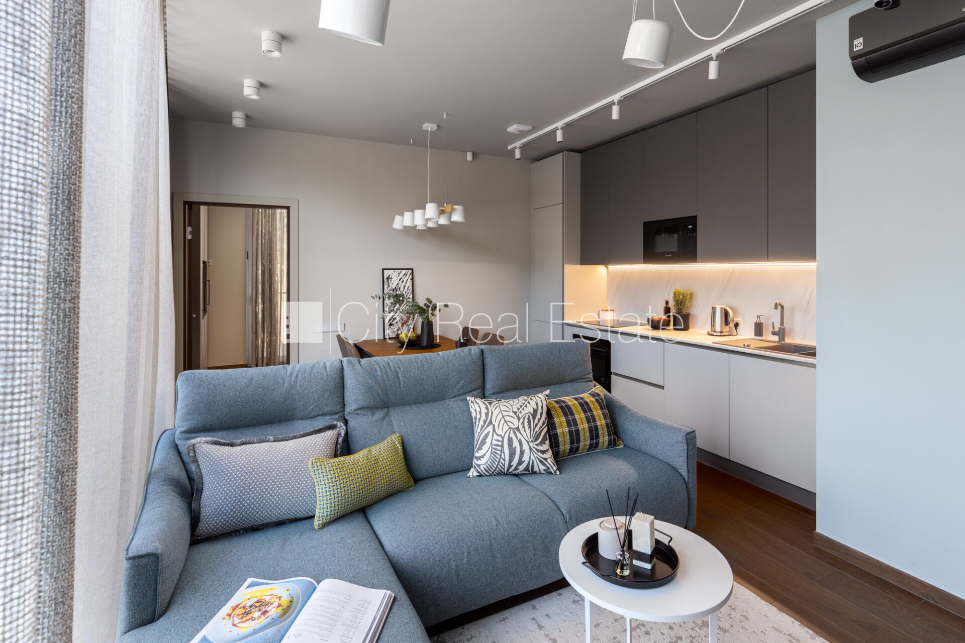 Sludinājumi. Jaunceltne, fasādes māja, labiekārtots apzaļumots pagalms, pazemes autostāvvieta, ieeja no ielas, Cena: 5600 EUR/mēn Foto #1