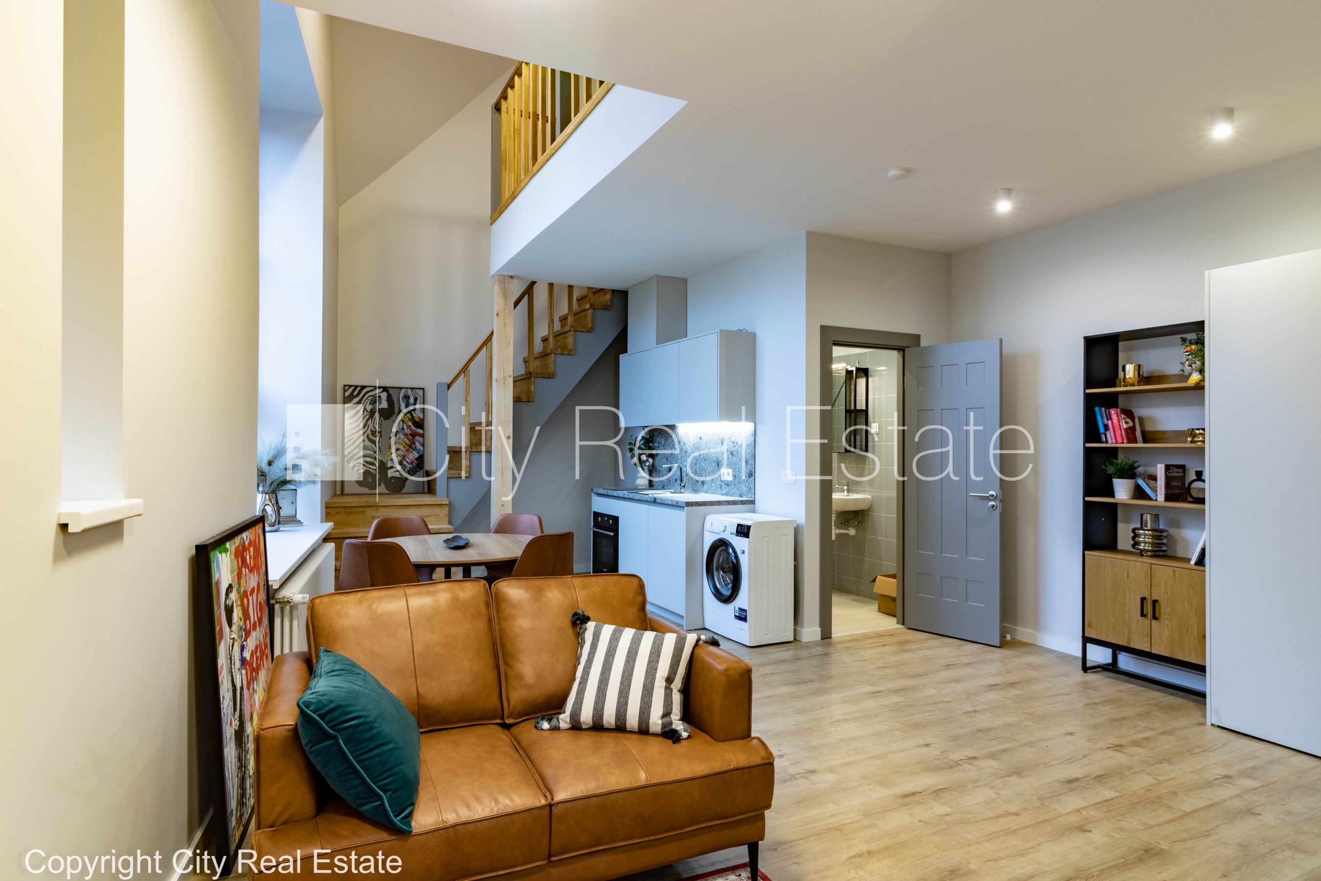 Объявление. Дом во дворе, реновированный дом, благоустроенная озеленённая территория, вход с улицы, лифт, Цена: 780 EUR/мес. Foto #1