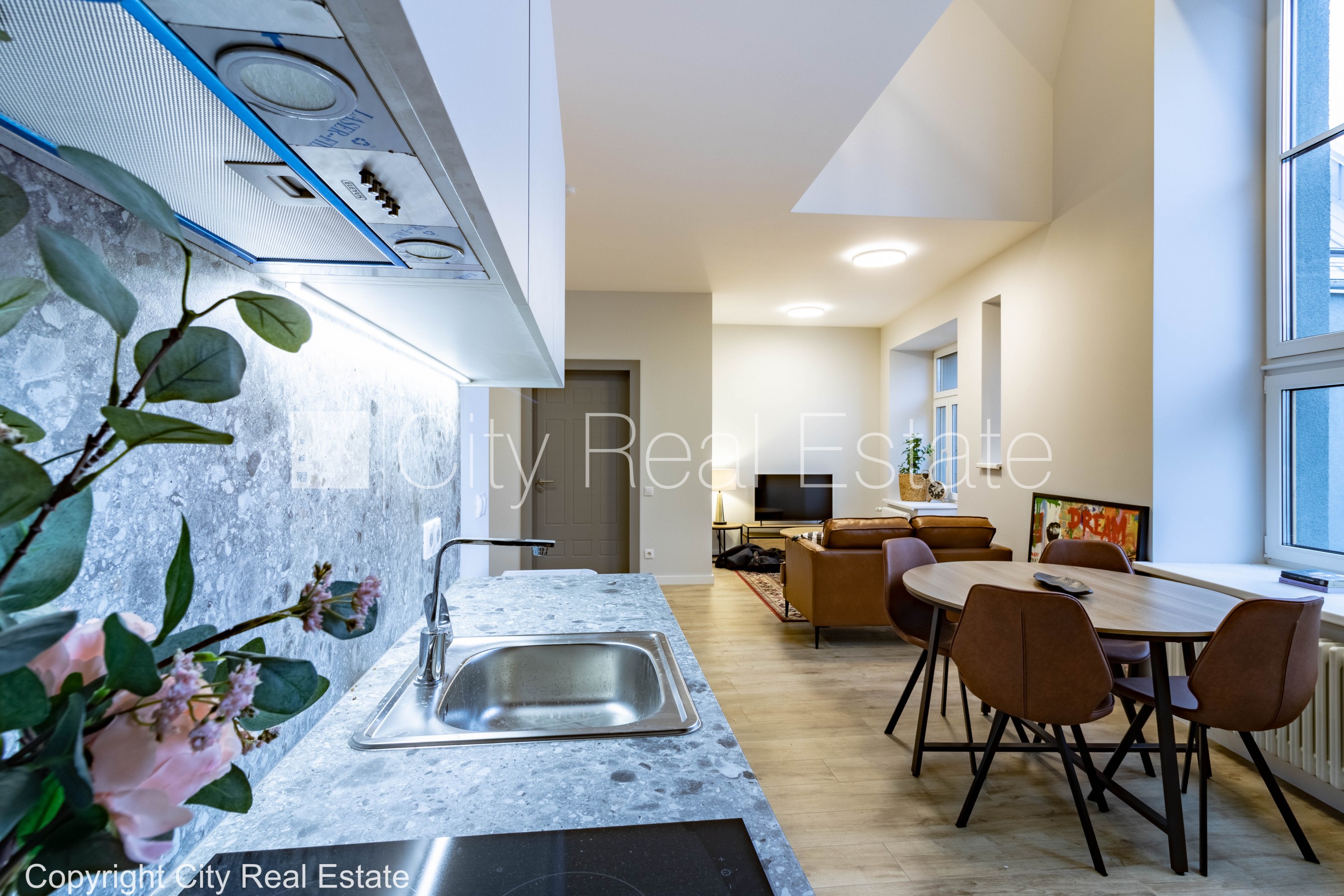 Объявление. Дом во дворе, реновированный дом, благоустроенная озеленённая территория, вход с улицы, лифт, Цена: 780 EUR/мес. Foto #8