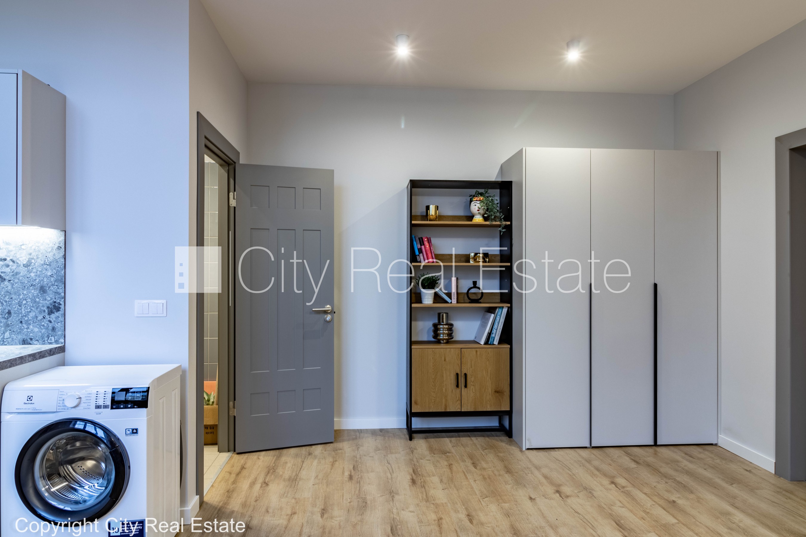 Объявление. Дом во дворе, реновированный дом, благоустроенная озеленённая территория, вход с улицы, лифт, Цена: 780 EUR/мес. Foto #6