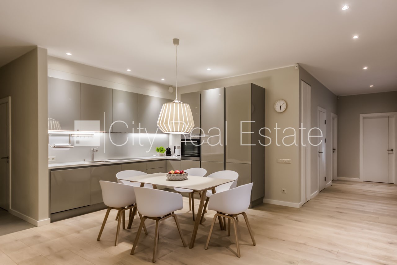 Sludinājumi. Jaunceltne, labiekārtots apzaļumots pagalms, vieta automašīnai, pazemes autostāvvieta, apzaļumota Cena: 2500 EUR/mēn Foto #4