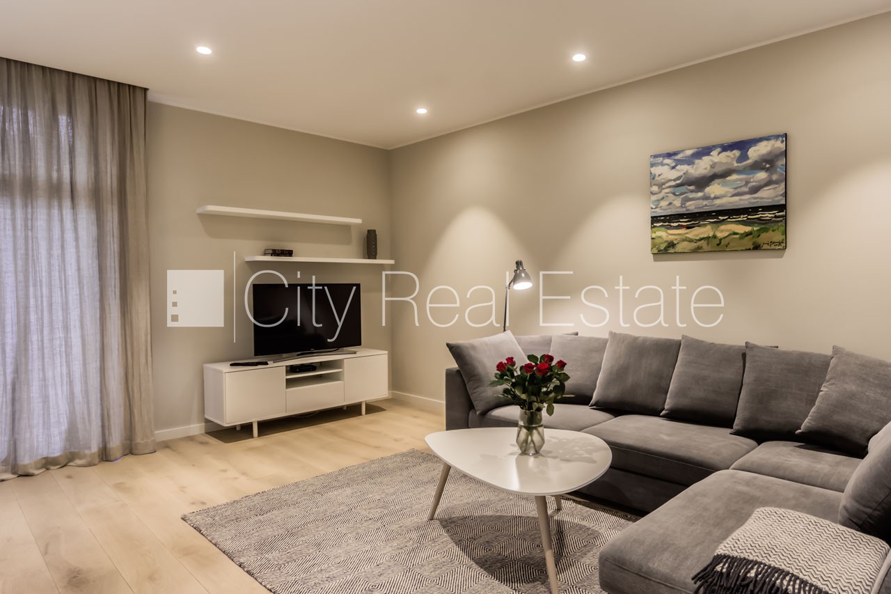 Sludinājumi. Jaunceltne, labiekārtots apzaļumots pagalms, vieta automašīnai, pazemes autostāvvieta, apzaļumota Cena: 2500 EUR/mēn Foto #2