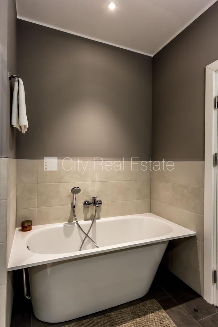 Sludinājumi. Jaunceltne, fasādes māja, zaļā teritorija, labiekārtots apzaļumots pagalms, teritorijas Cena: 2500 EUR/mēn Foto #2