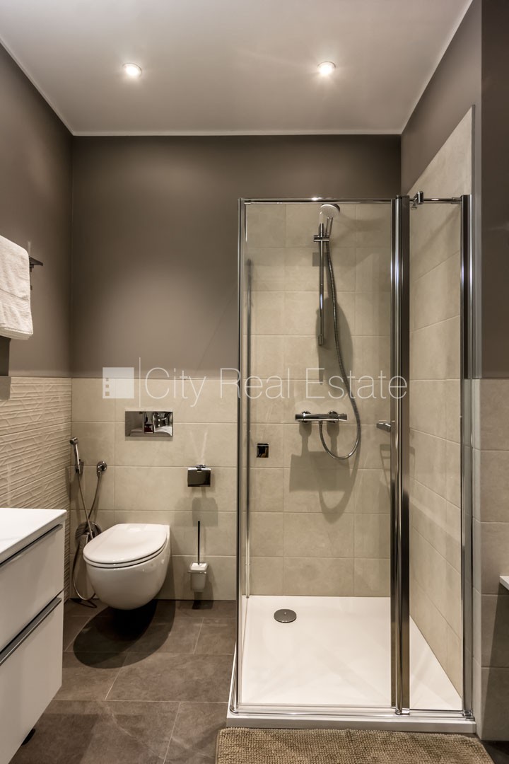 Sludinājumi. Jaunceltne, fasādes māja, zaļā teritorija, labiekārtots apzaļumots pagalms, teritorijas Cena: 2500 EUR/mēn Foto #3