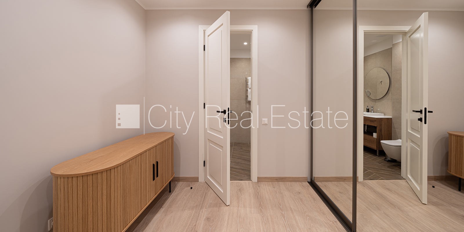 Sludinājumi. Jaunceltne, fasādes māja, zaļā teritorija, labiekārtota apzaļumota teritorija, slēgta teritorija, Cena: 2400 EUR/mēn Foto #4