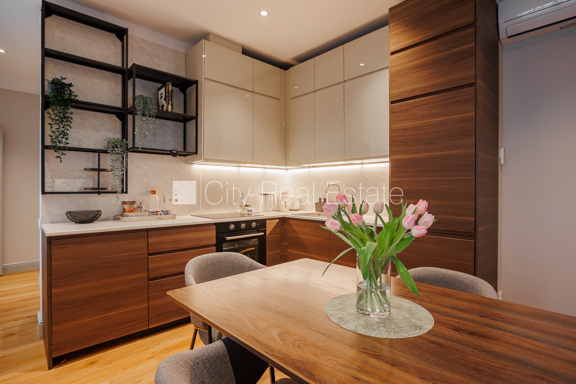 Sludinājumi. Fasādes māja, dzīvokļu skaits ēkā  5 gab., apsaimniekošanas maksa mēnesī 110 EUR, zaļā teritorija, Cena: 2000 EUR/mēn Foto #2