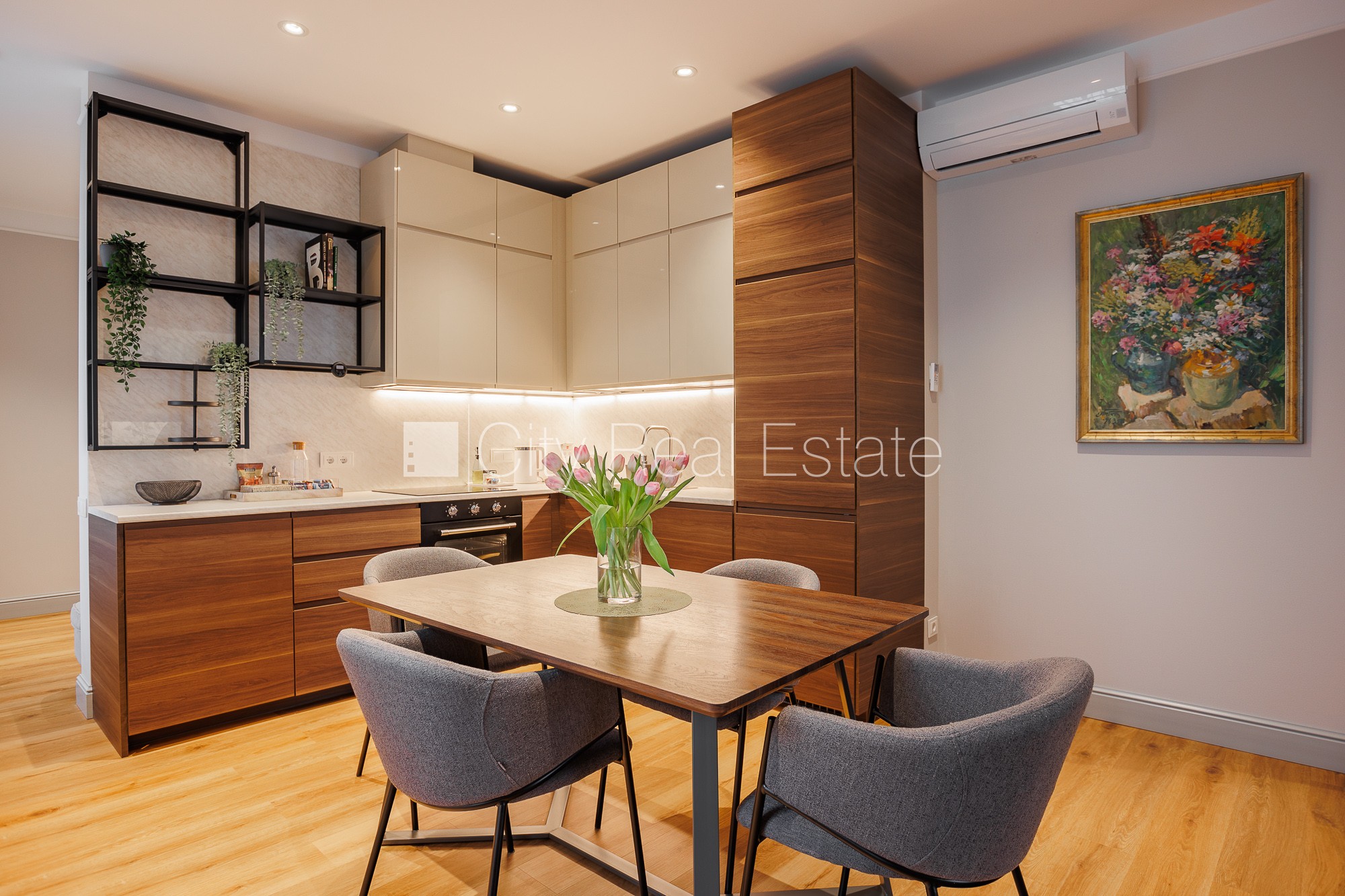 Sludinājumi. Fasādes māja, dzīvokļu skaits ēkā  5 gab., apsaimniekošanas maksa mēnesī 110 EUR, zaļā teritorija, Cena: 2000 EUR/mēn Foto #1