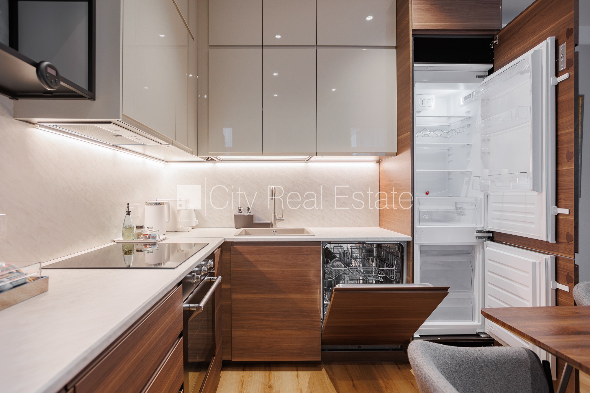 Sludinājumi. Fasādes māja, dzīvokļu skaits ēkā  5 gab., apsaimniekošanas maksa mēnesī 110 EUR, zaļā teritorija, Cena: 2000 EUR/mēn Foto #3