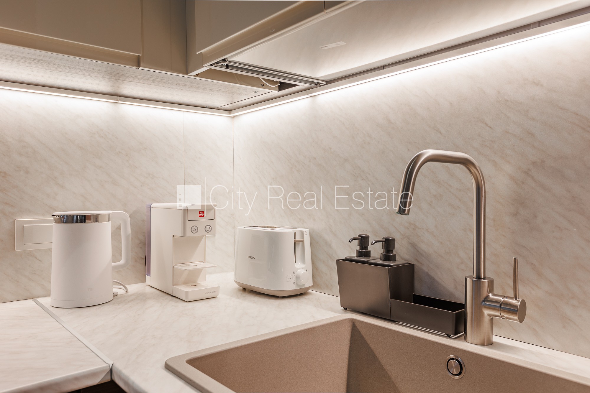 Sludinājumi. Fasādes māja, dzīvokļu skaits ēkā  5 gab., apsaimniekošanas maksa mēnesī 110 EUR, zaļā teritorija, Cena: 2000 EUR/mēn Foto #4