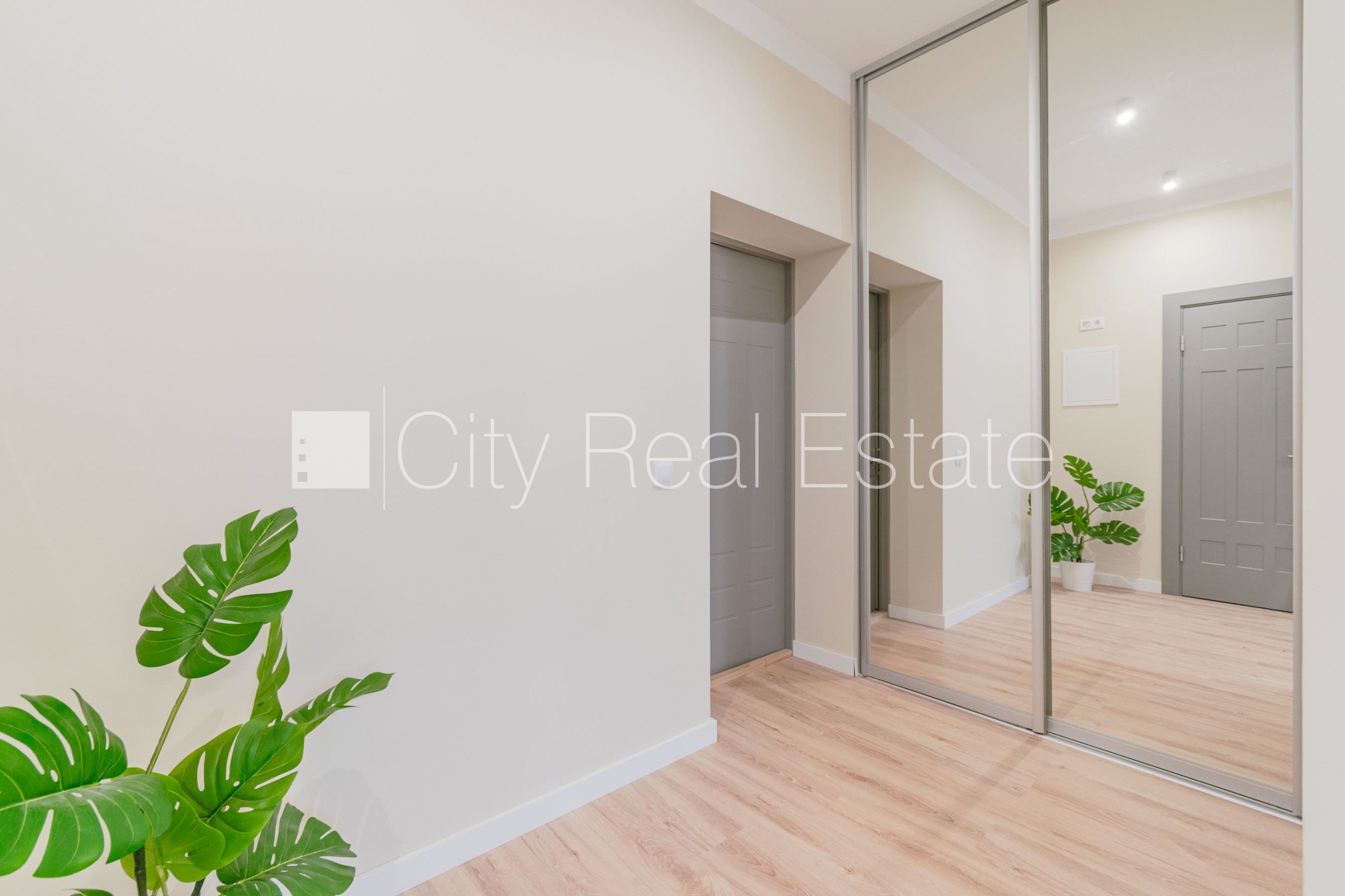 Sludinājumi. Fasādes māja, renovēta māja, slēgts pagalms, ieeja no ielas, ir lifts, kāpņu telpa pēc kapitālā Cena: 550 EUR/mēn Foto #5