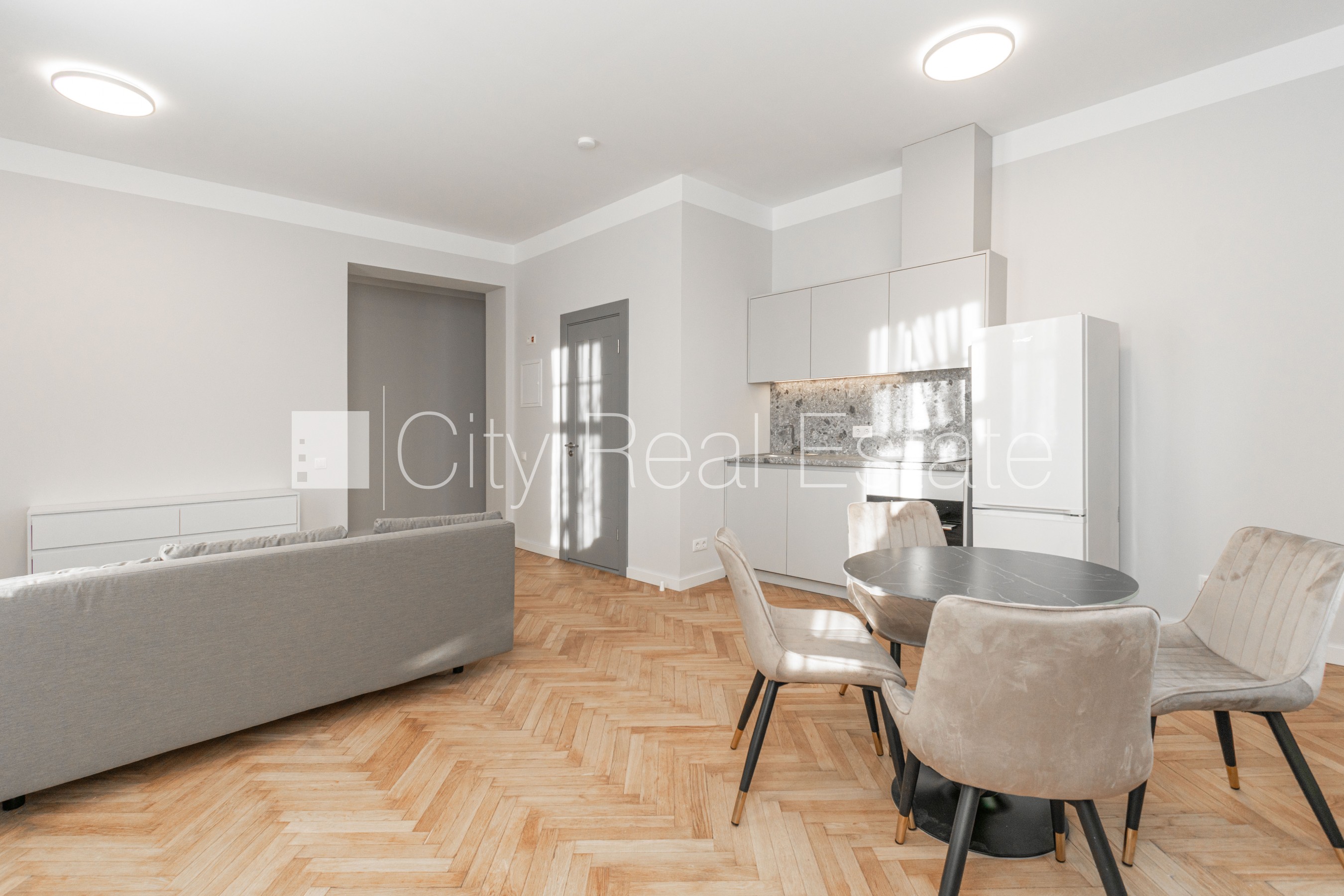 Sludinājumi. Fasādes māja, renovēta māja, slēgts pagalms, ieeja no ielas, ir lifts, kāpņu telpa pēc kapitālā Cena: 550 EUR/mēn Foto #4