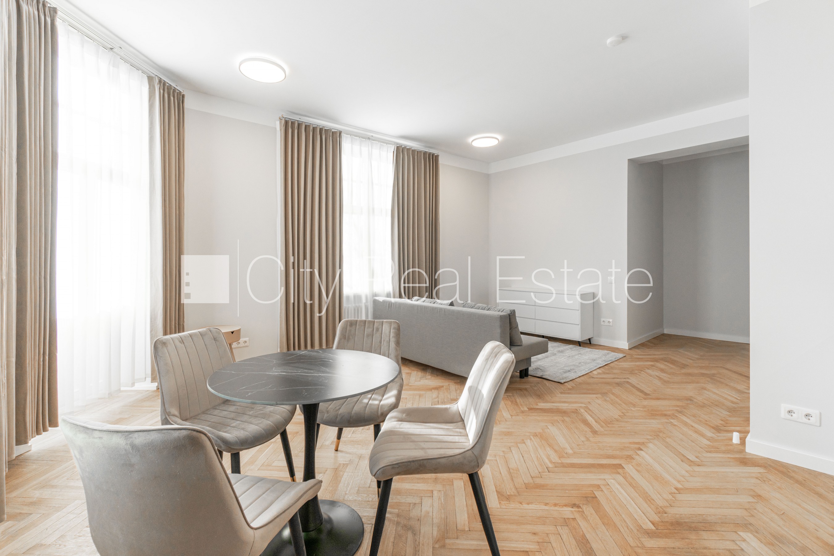 Sludinājumi. Fasādes māja, renovēta māja, slēgts pagalms, ieeja no ielas, ir lifts, kāpņu telpa pēc kapitālā Cena: 550 EUR/mēn Foto #3